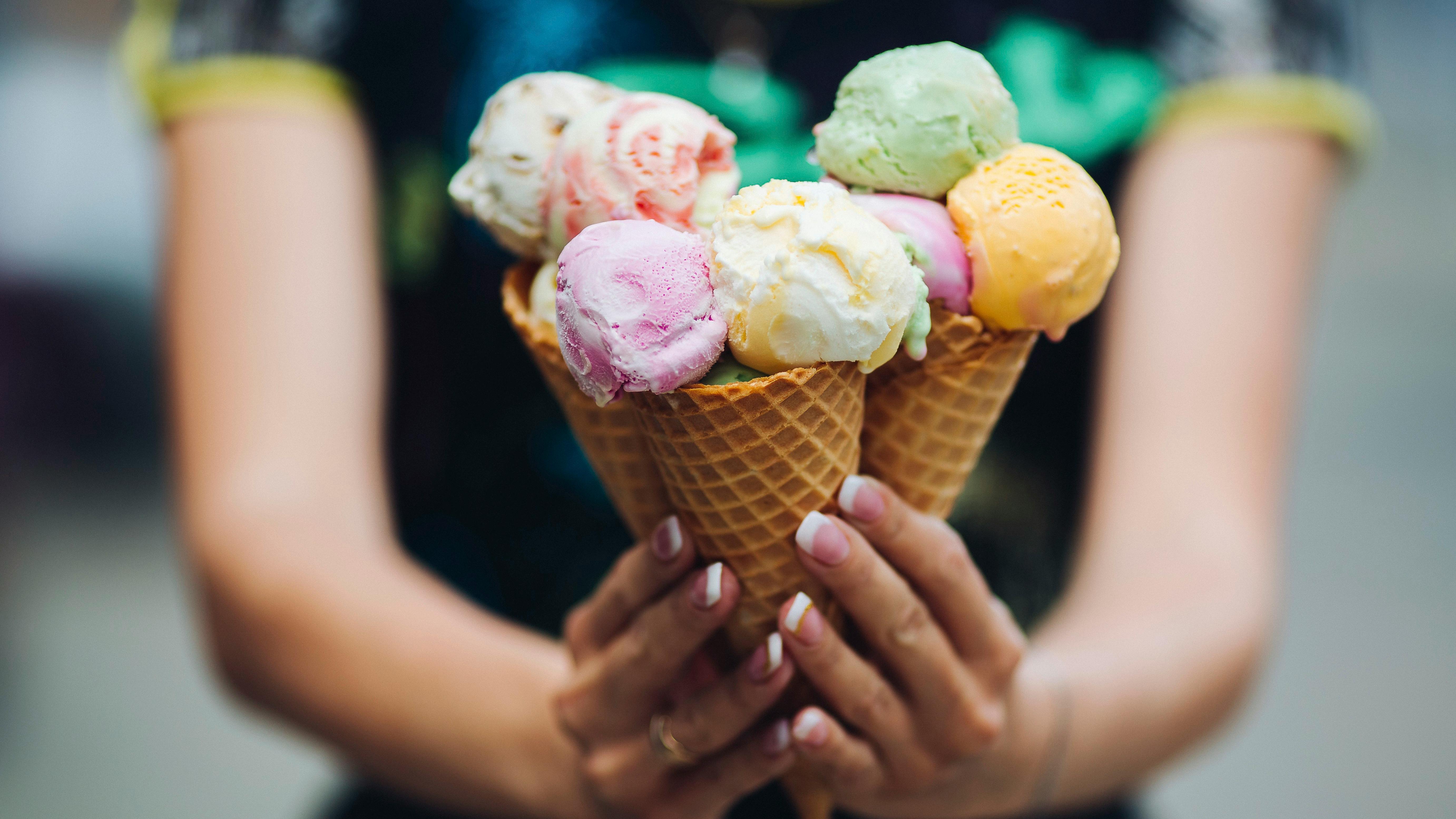 Kvinder byder på lækre is.