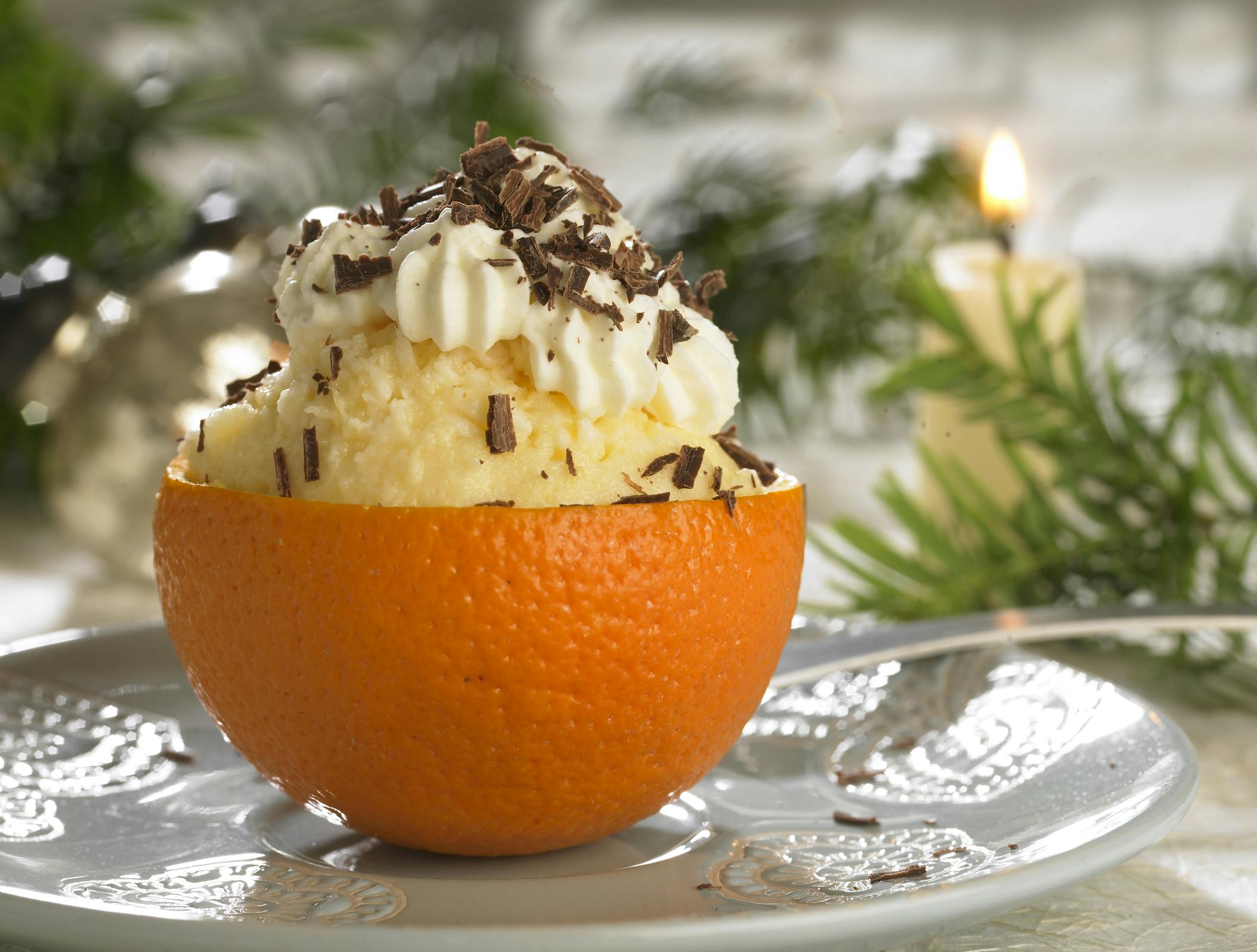 Lækker appelsinfromage med kokos serveret i appelsinskal