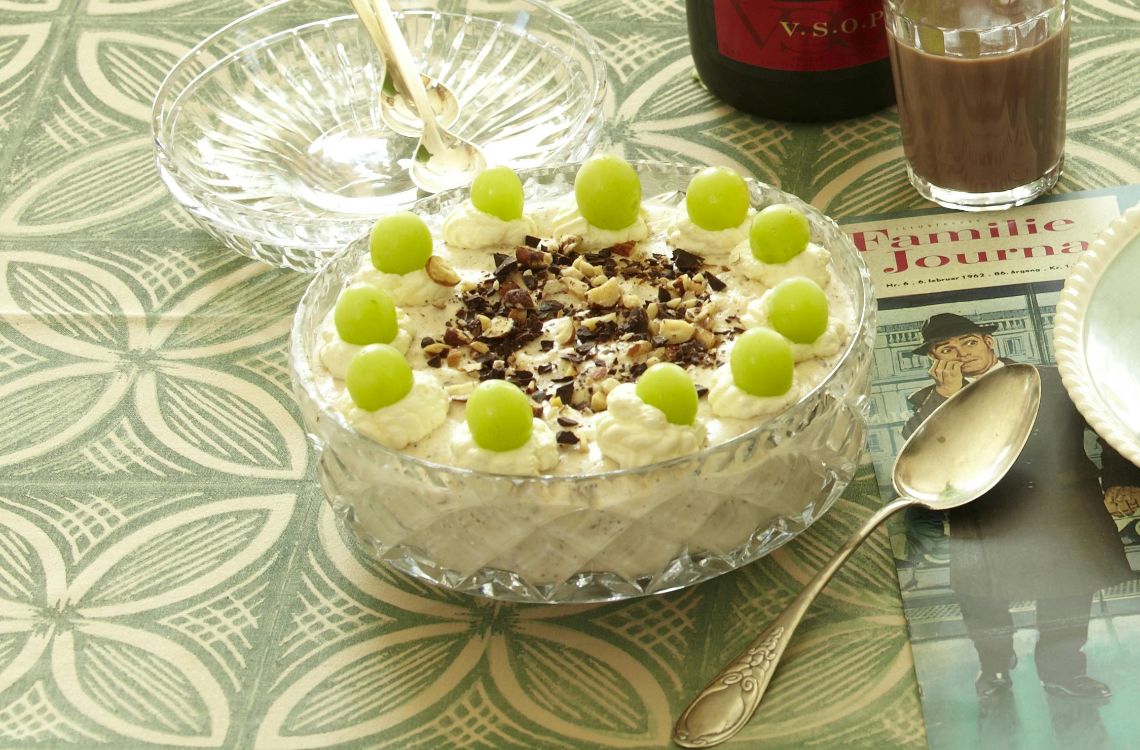 Nostalgisk fest-dessert: Sherryfromage med flødeskum og vindruer