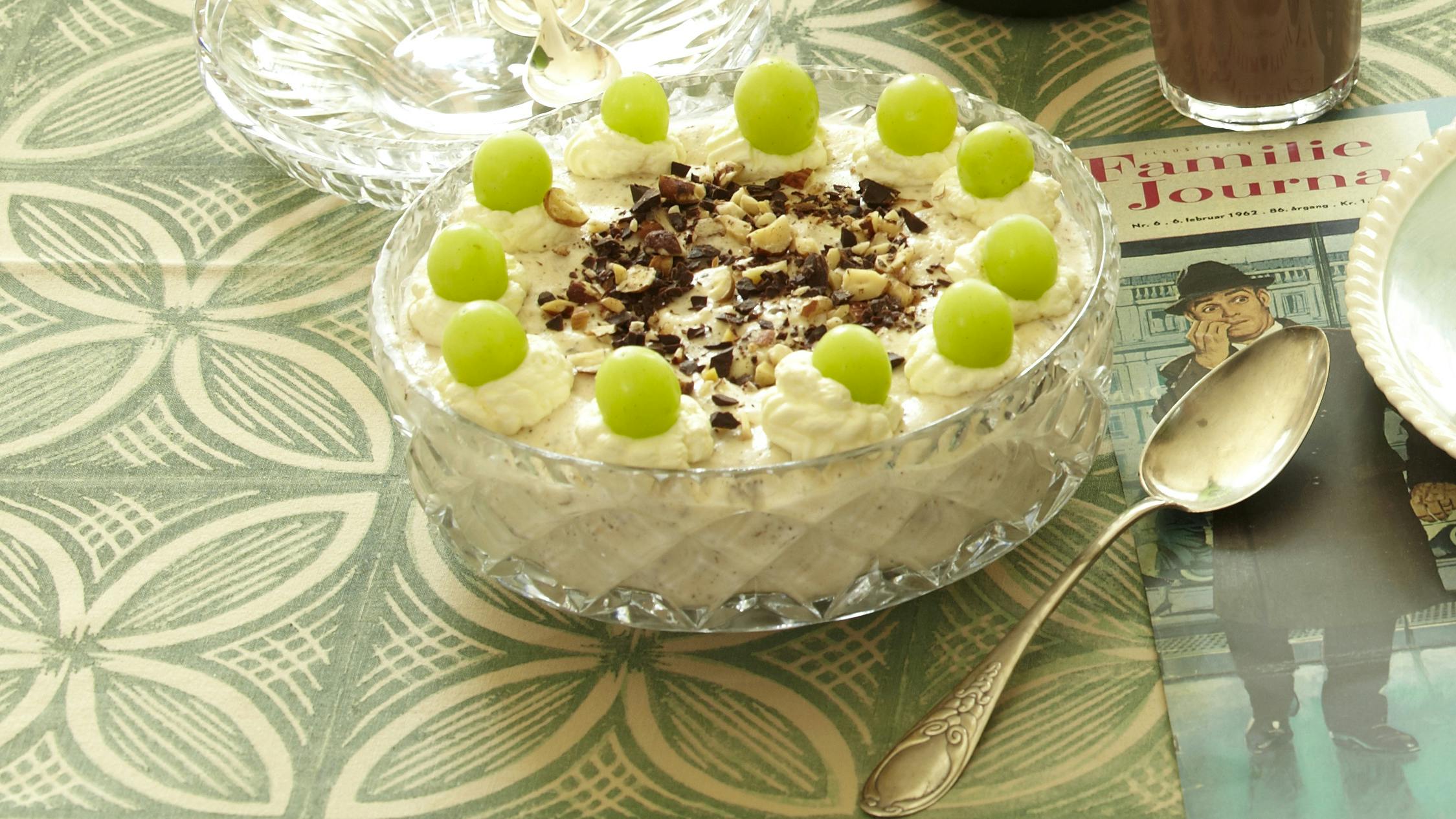 Nostalgisk fest-dessert: Sherryfromage med flødeskum og vindruer