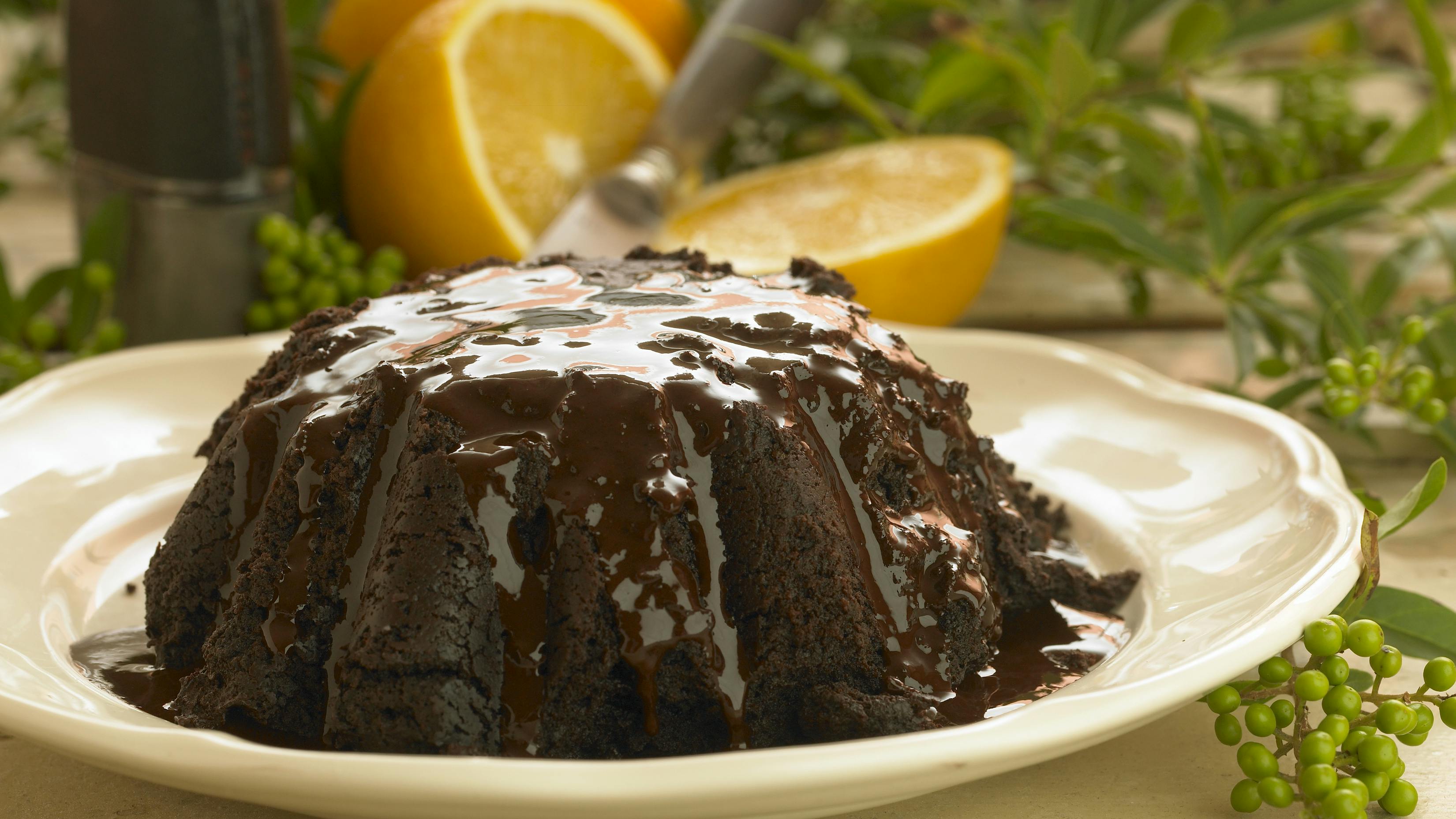 Landlig chokoladebudding med mørk chokoladesovs