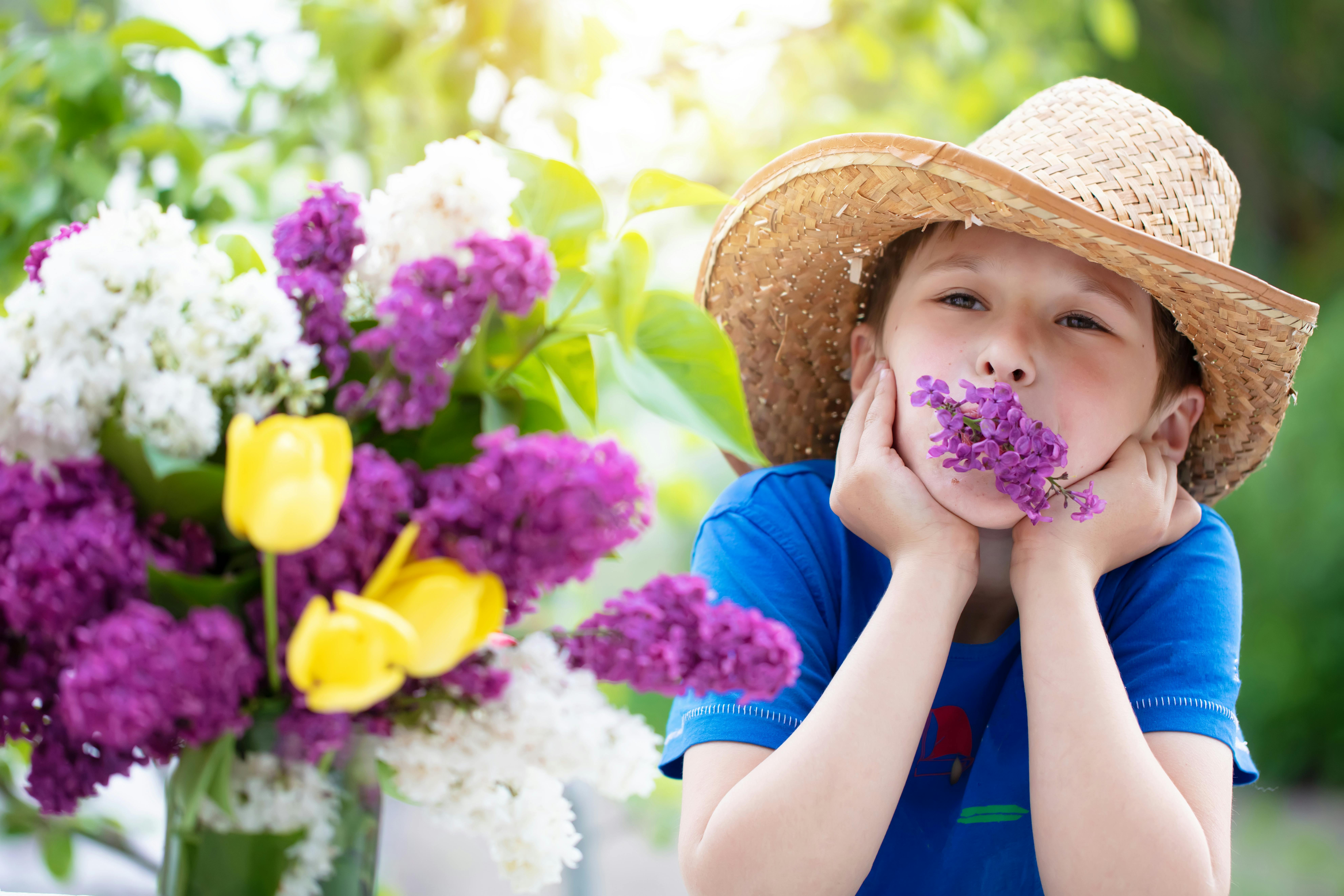 Dreng med blomster