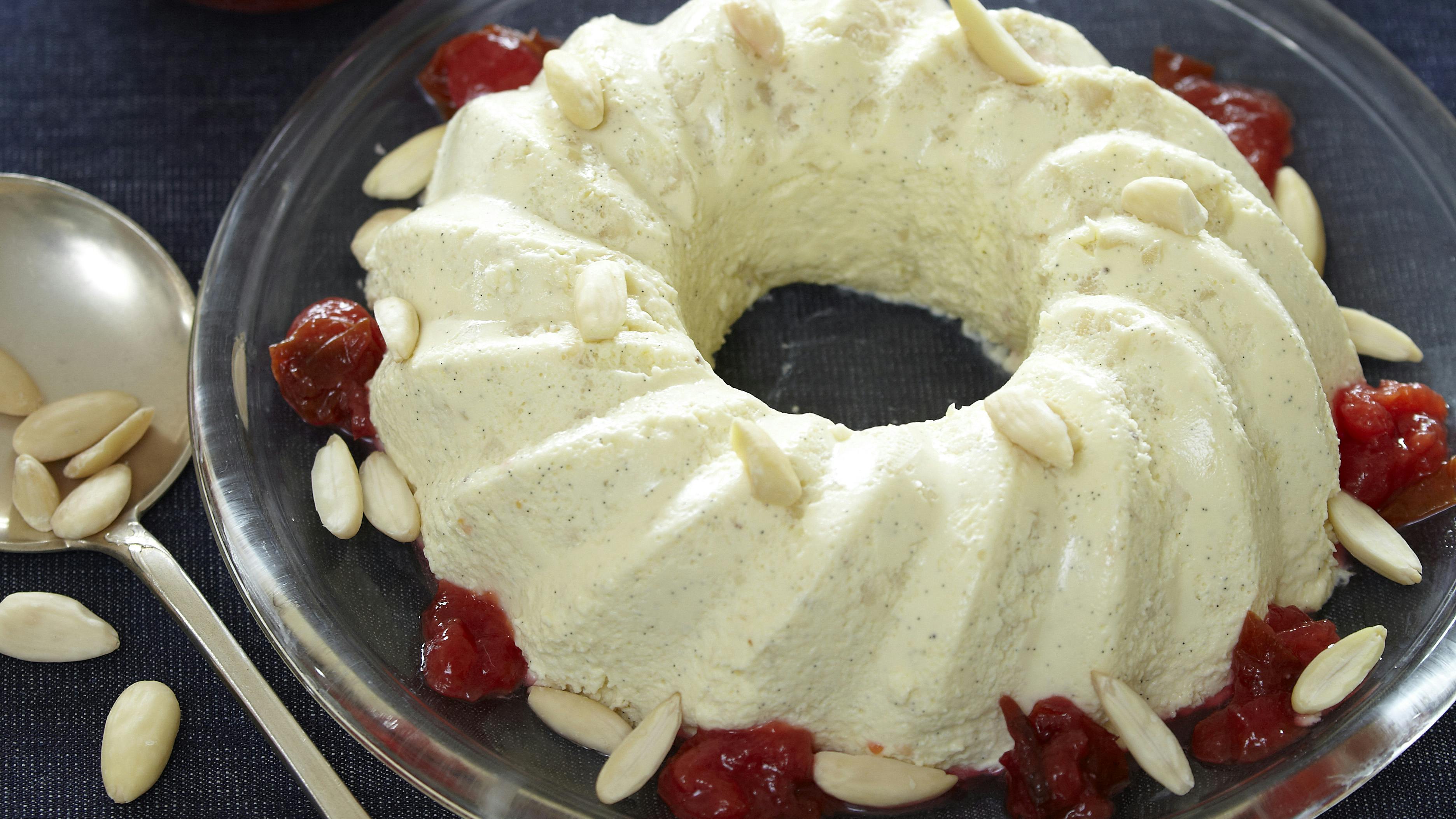 Mandelbudding med hjemmelavet blommekompot