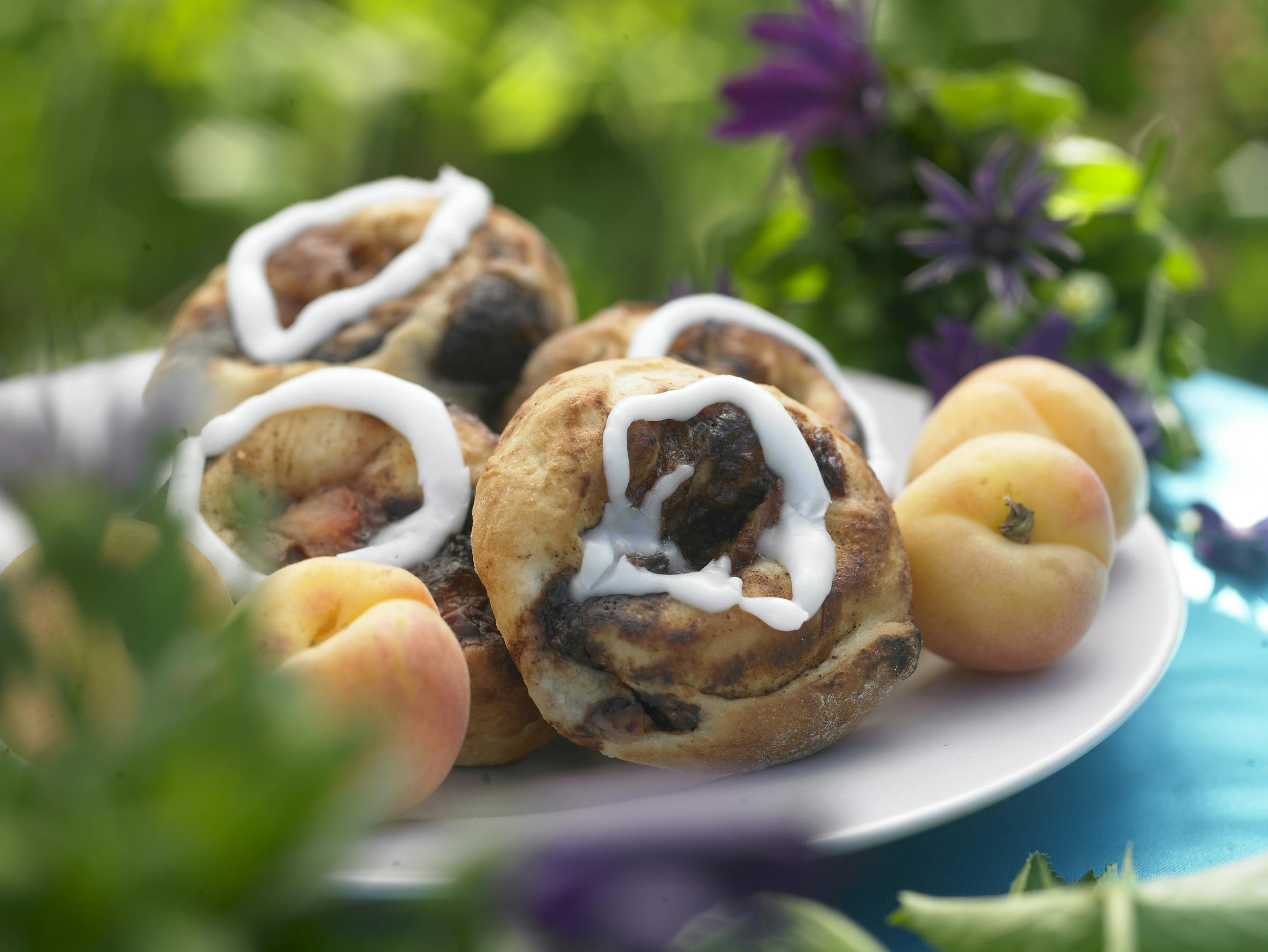 Saftige og nemme fersken-snegle med citronglasur