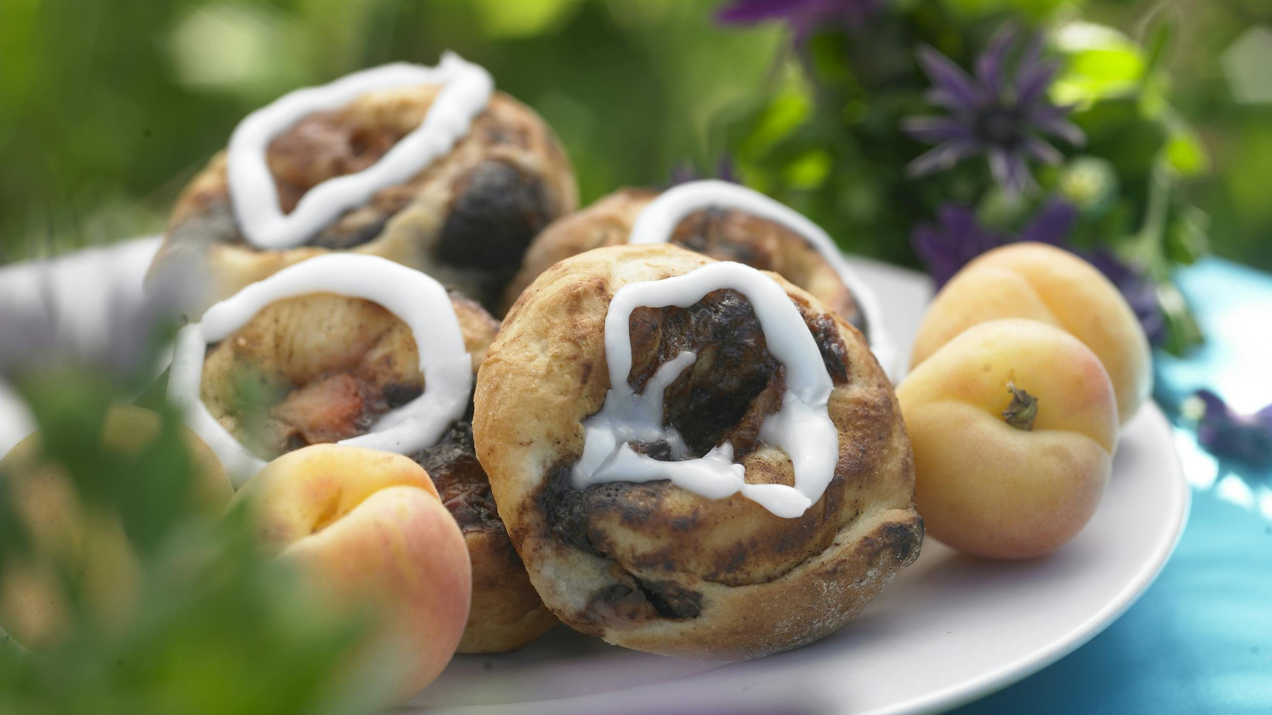 Saftige og nemme fersken-snegle med citronglasur