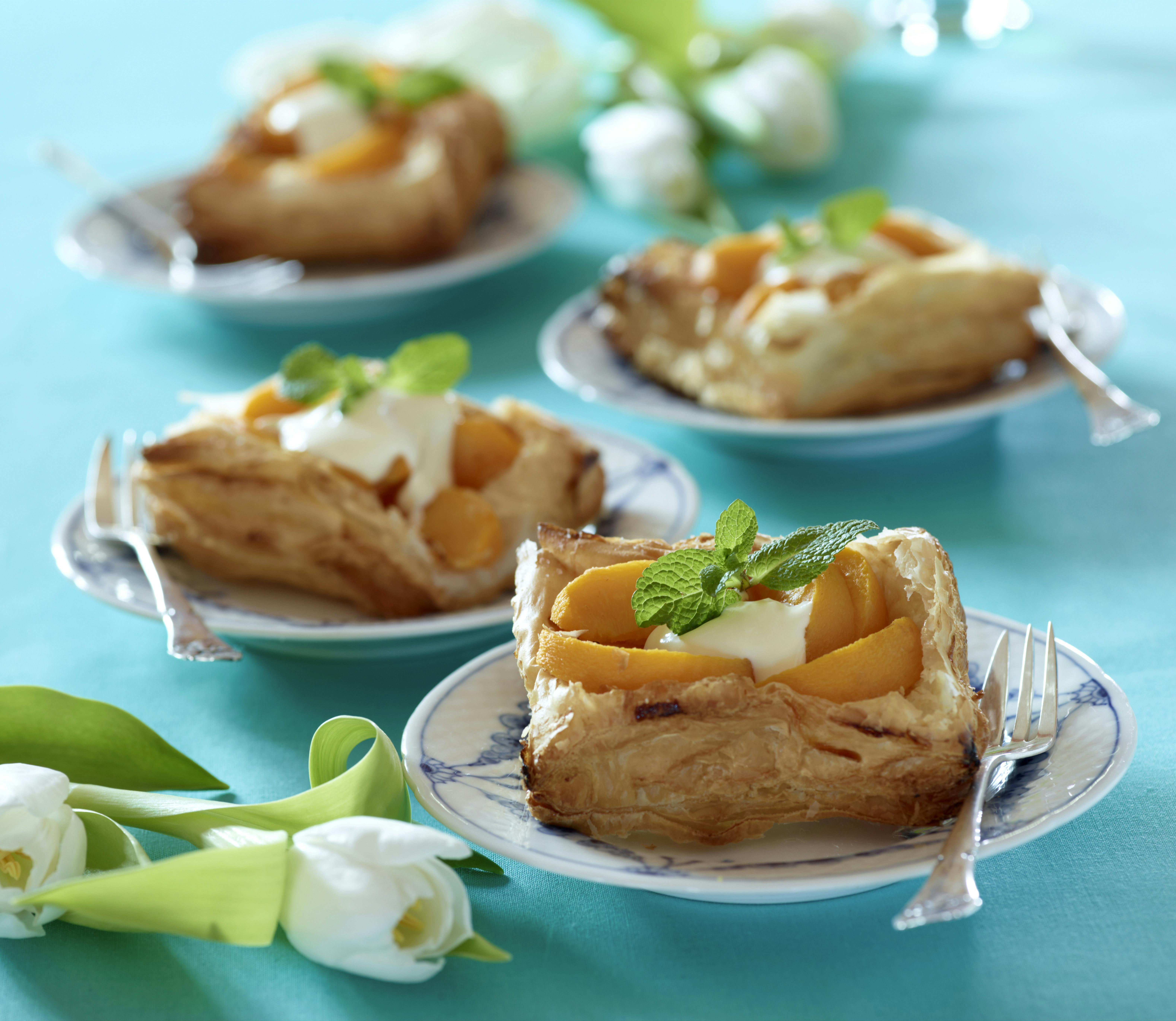 Fersken-puffere lavet på butterdej serveret med creme fraiche