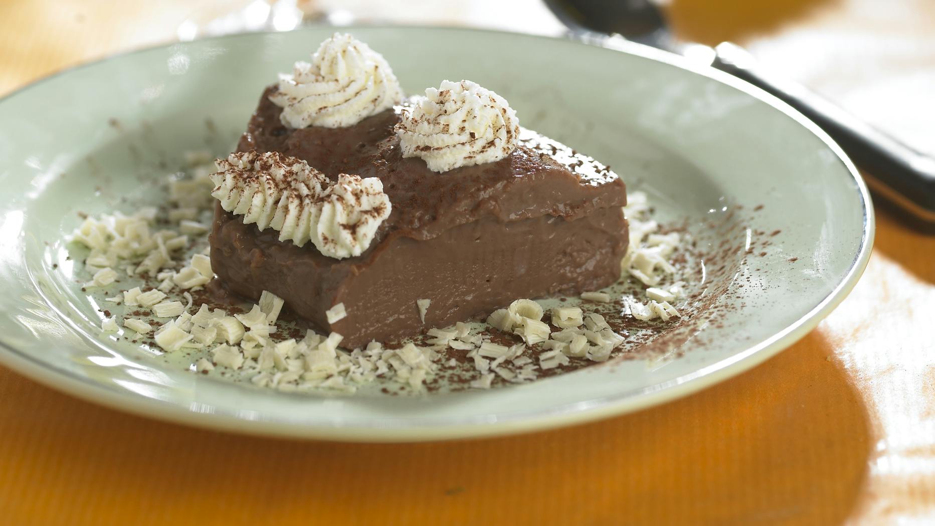 Nem og lækker kakaobudding med flødeskum og chokoladespåner