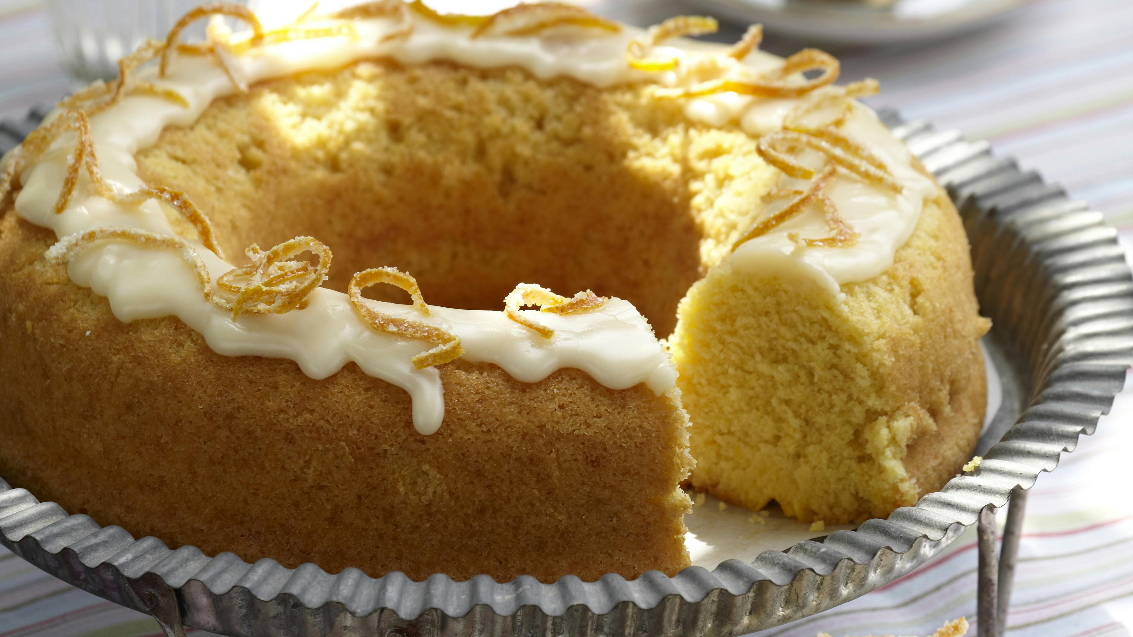 Nem og frisk appelsinsandkage til kaffebordet