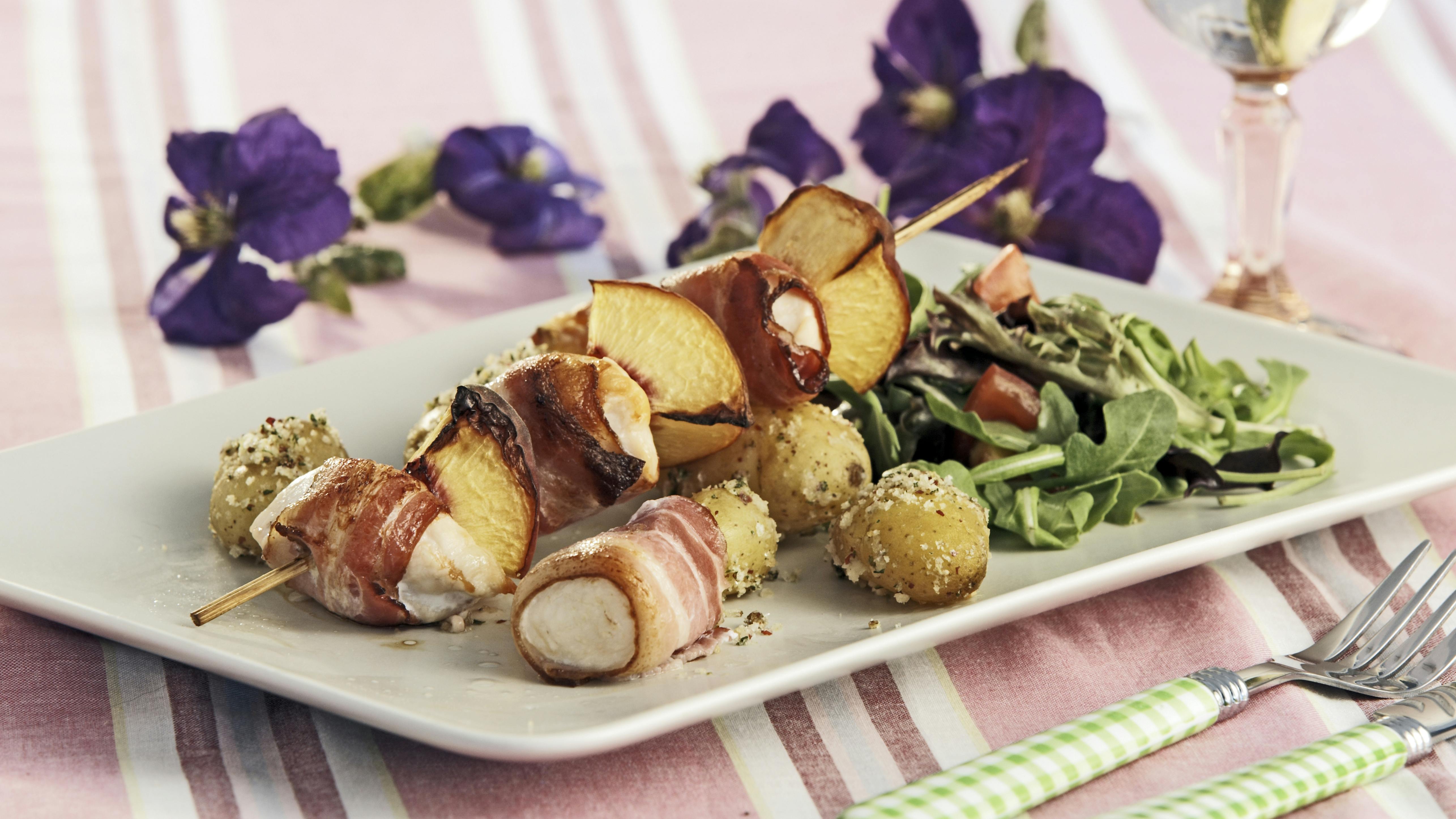 Nemme kyllingespid med fersken og sprøde kartofler