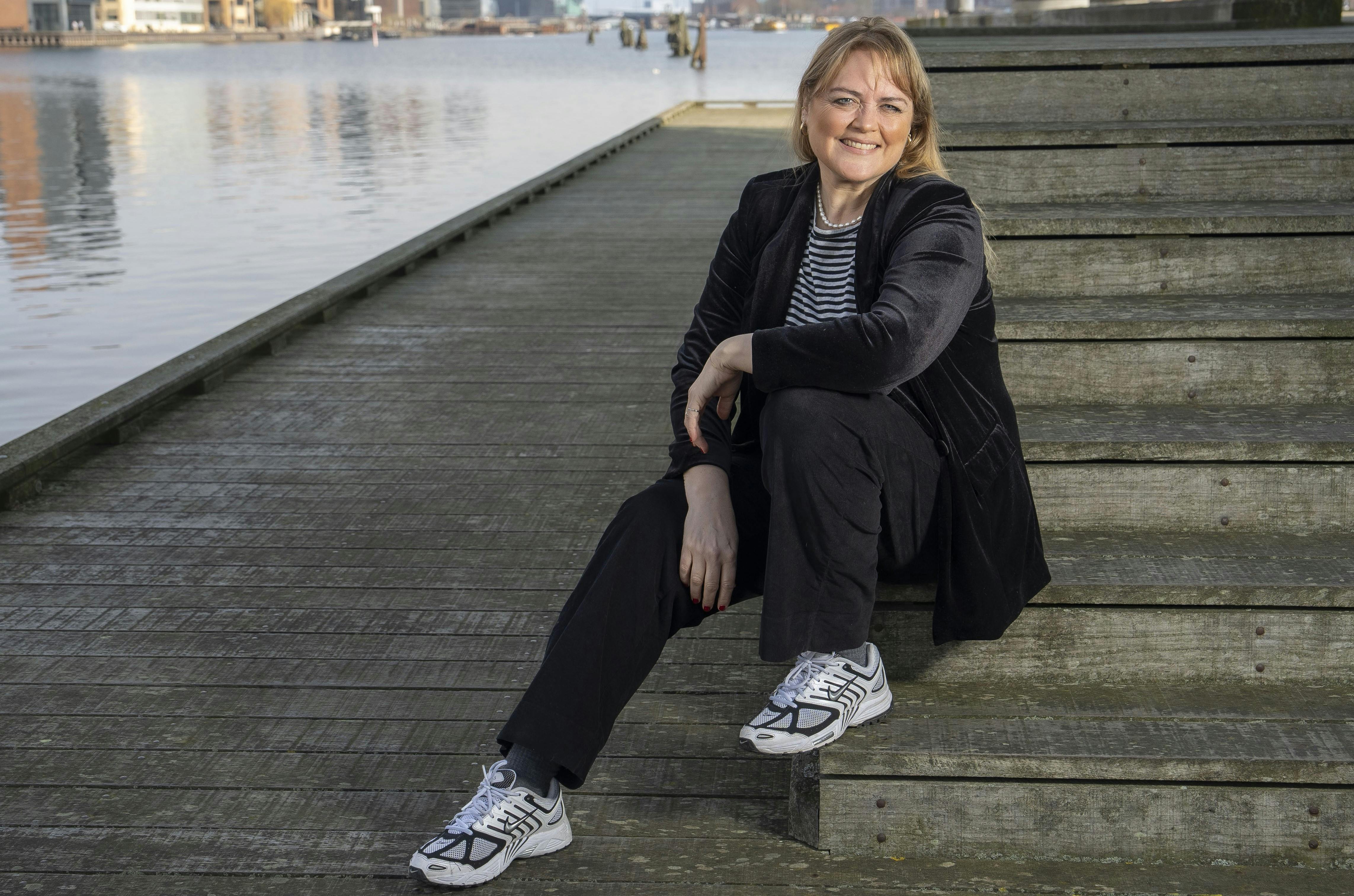 Annamette Fuhrmann sidder på trappe