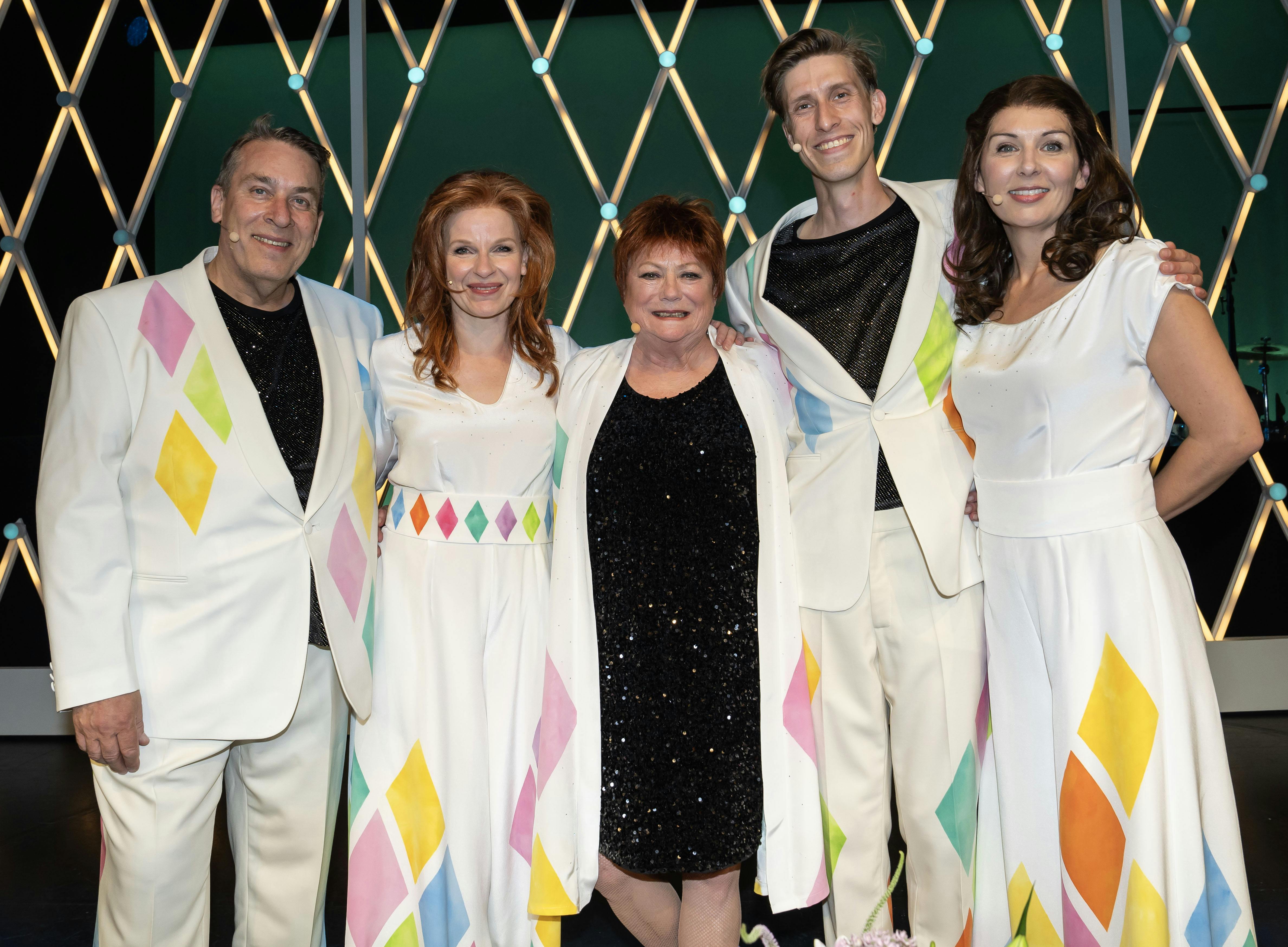 I Tivolirevyen 2024 bestod holdet af Lisbet Dahl, Mikkel Becker Hilgart, Rikke Bilde, Rikke Buch Bendtsen, og Thomas Eje.