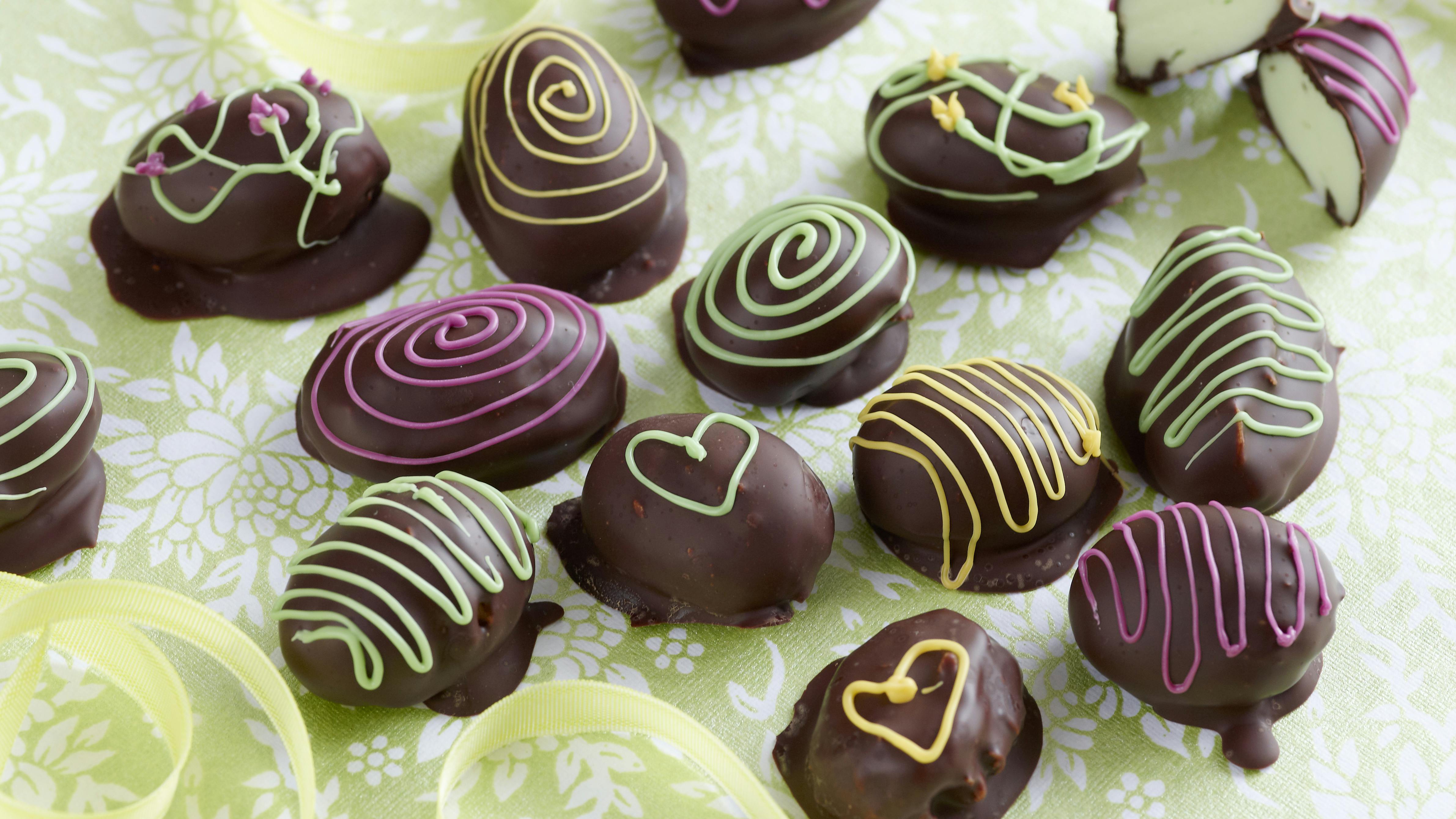 Hjemmelavede pebermynte-påskeæg med mørk chokolade