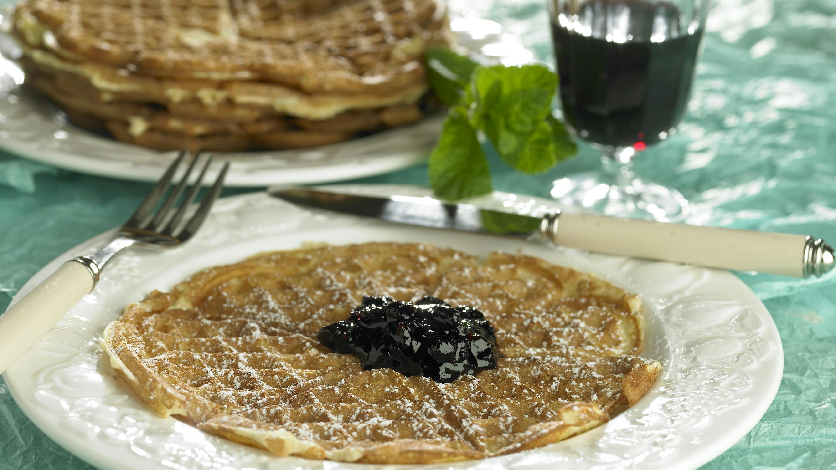 Klassiske vafler med sukker, syltetøj og flødeskum