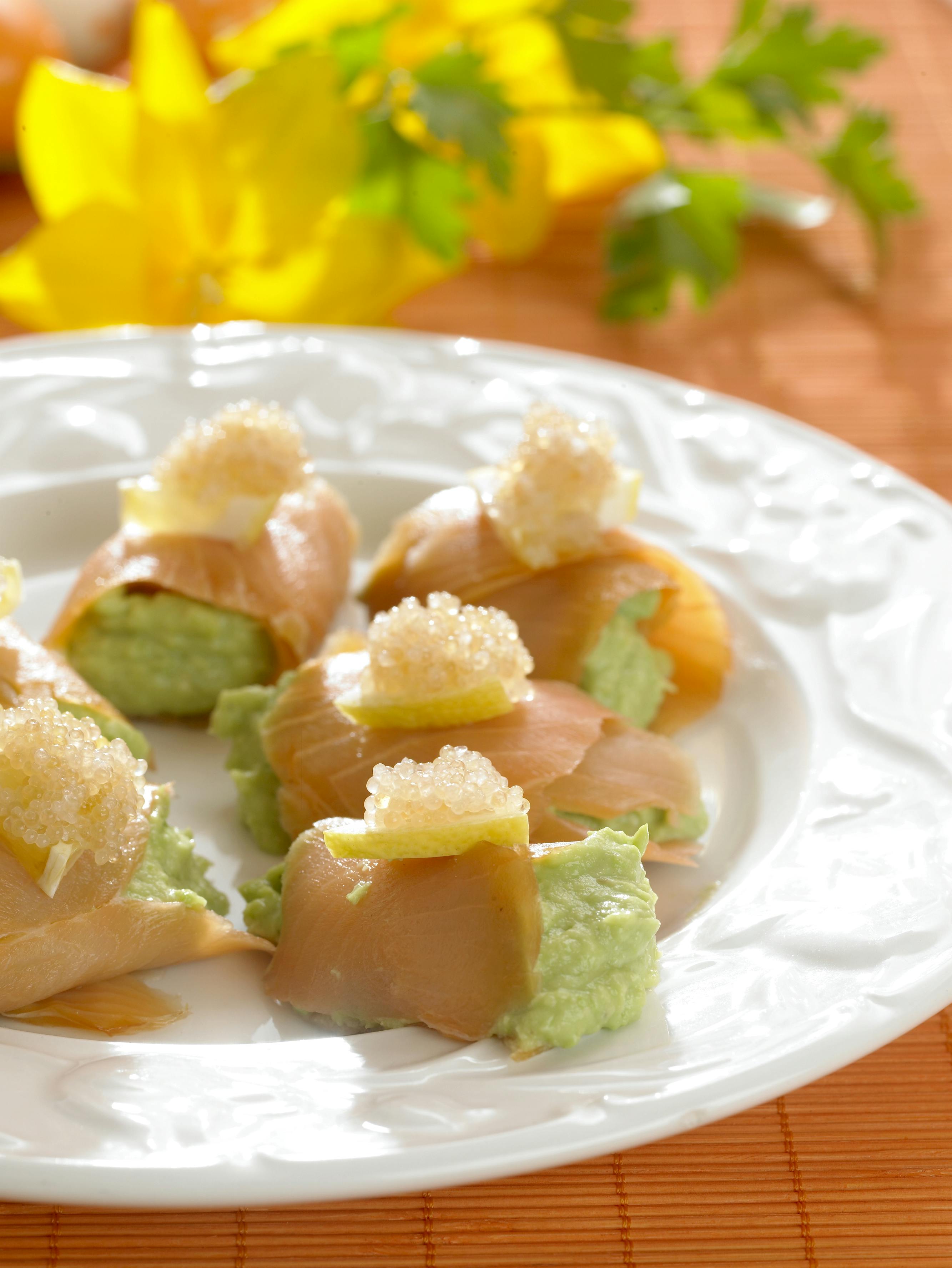 Nemme lakseruller med avocadocreme og stenbiderrogn