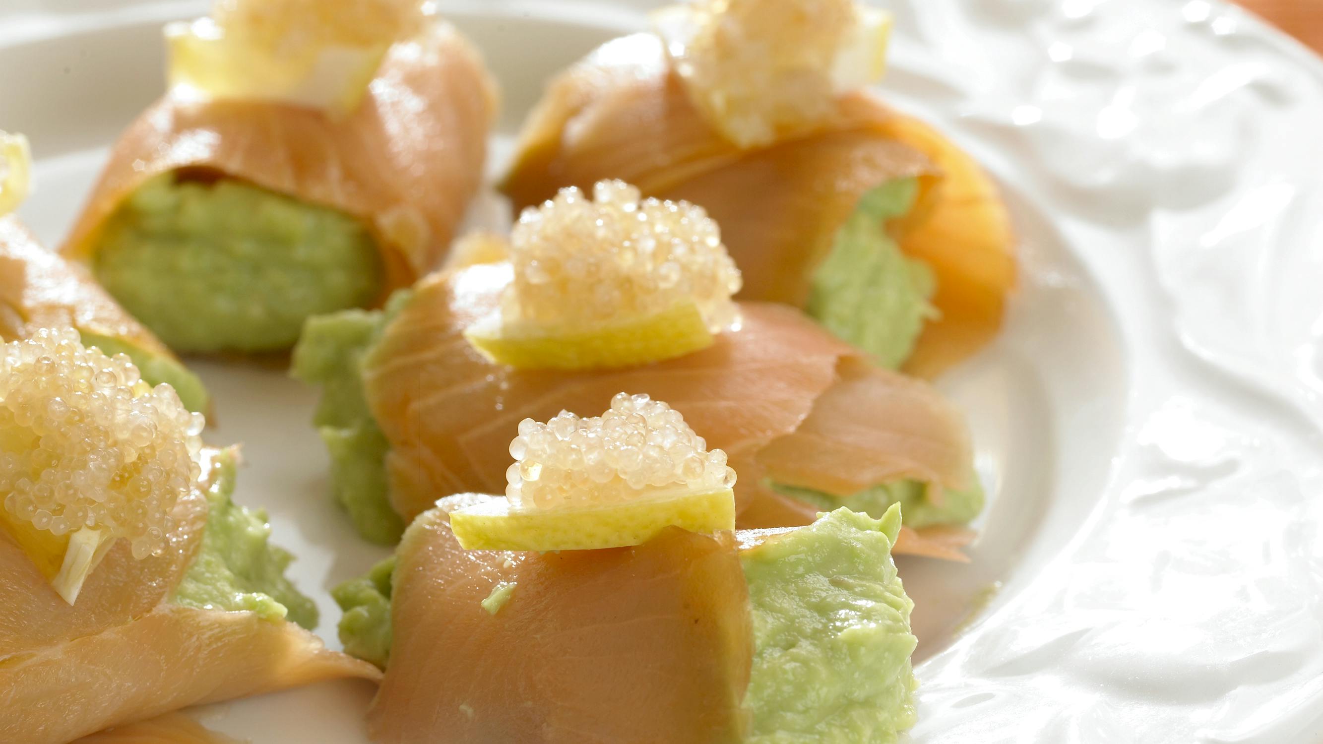 Nemme lakseruller med avocadocreme og stenbiderrogn