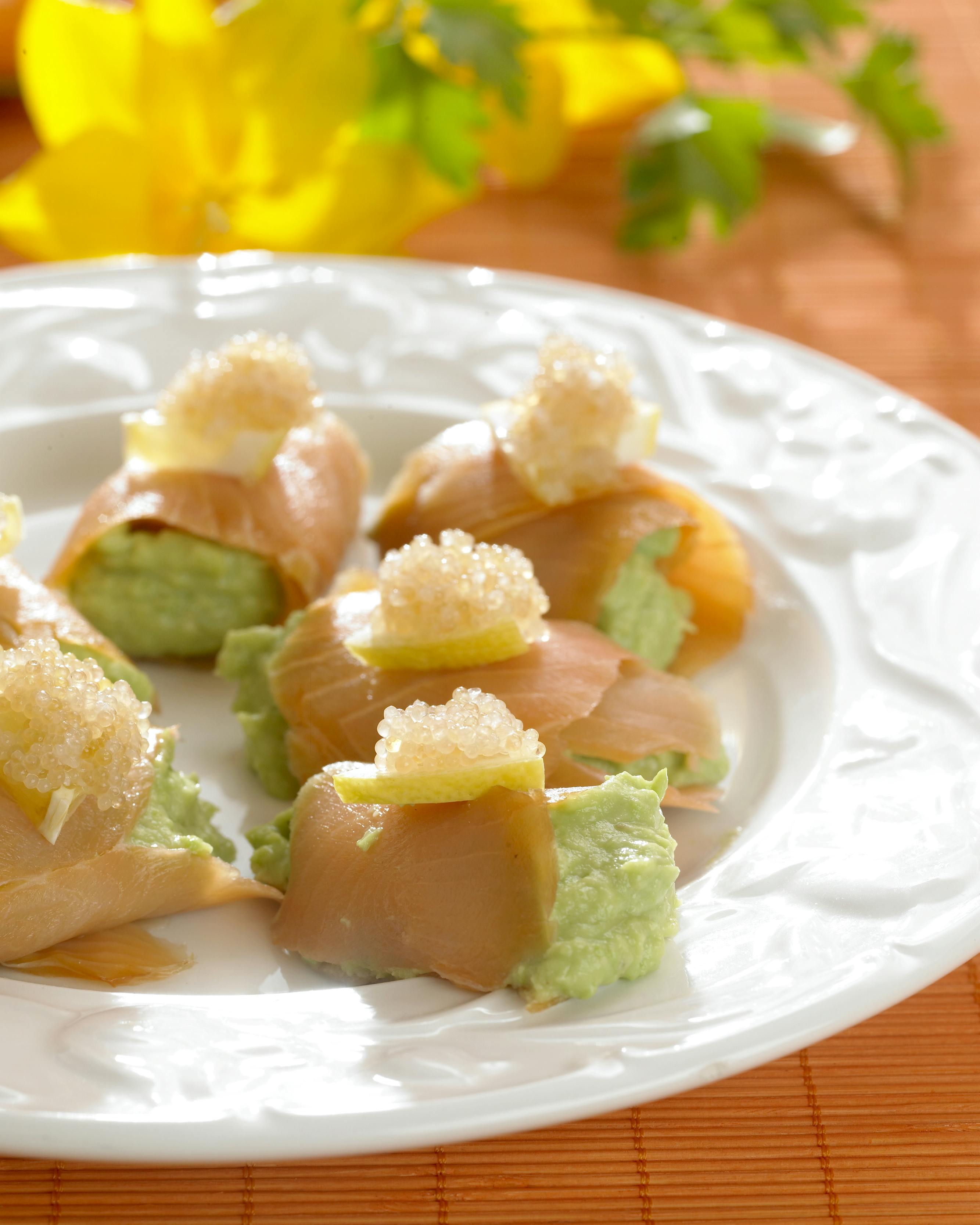 Nemme lakseruller med avocadocreme og stenbiderrogn