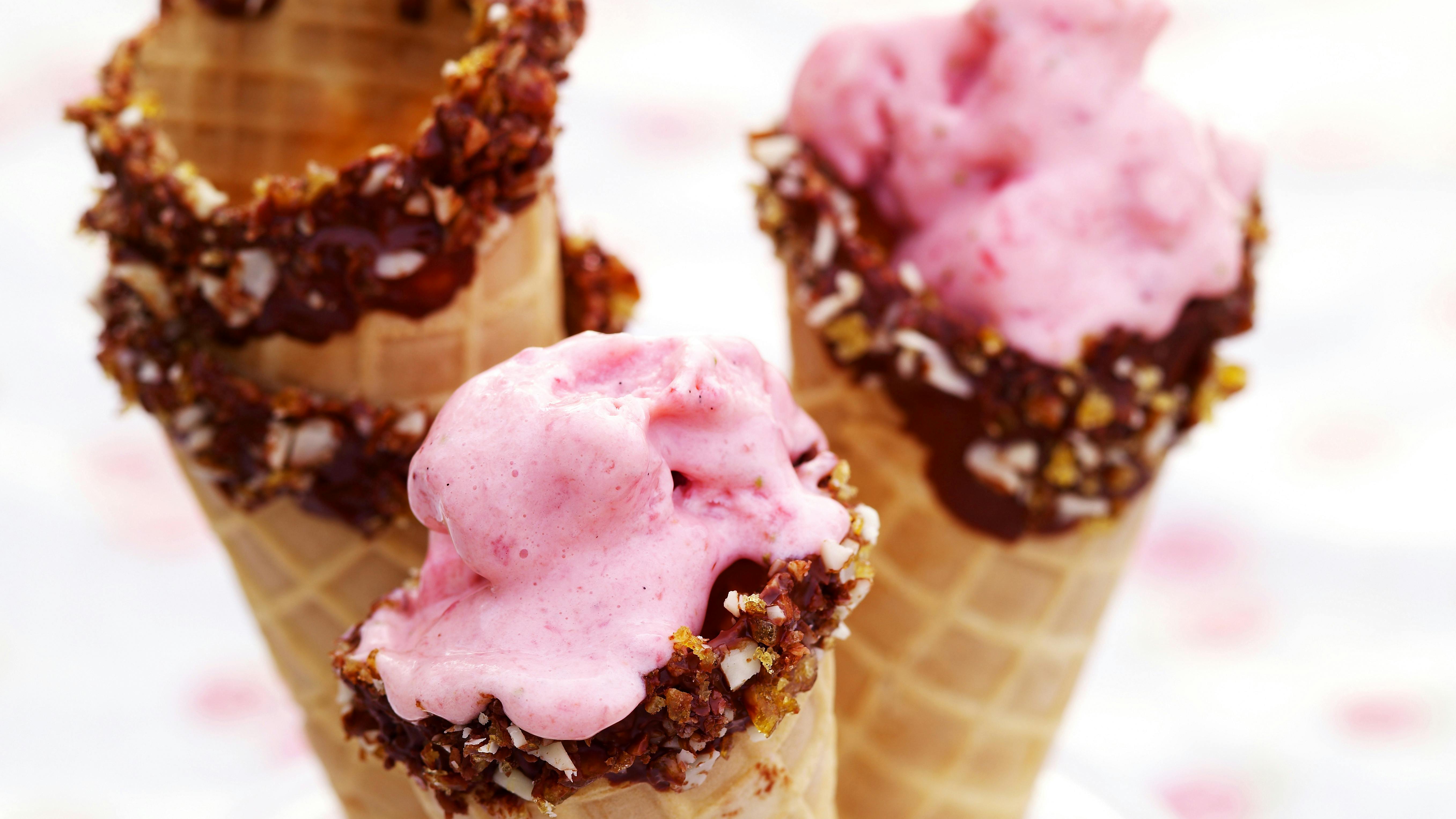 Hjemmelavet jordbæris i vafler med chokoladekant