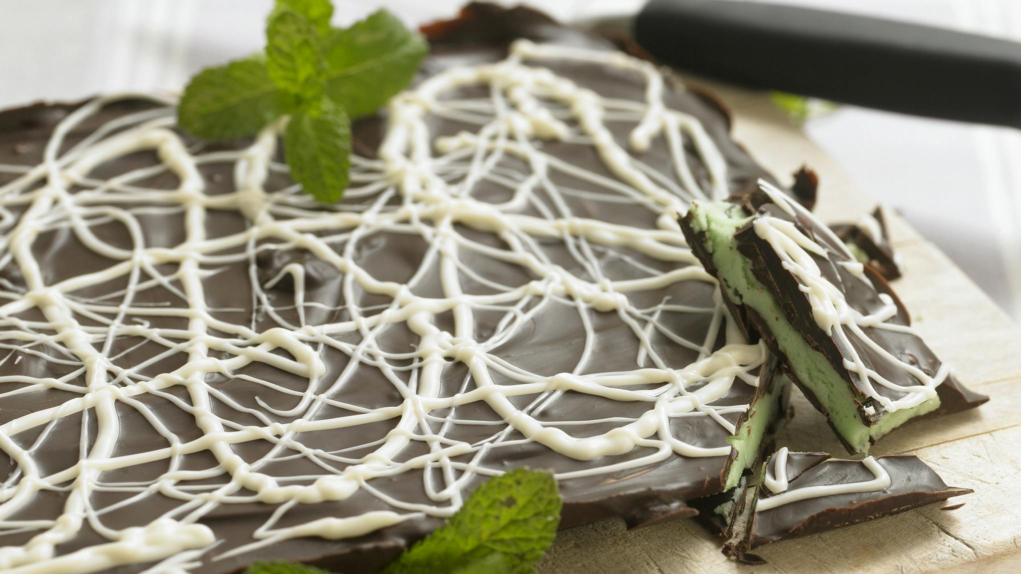 Knasende og lækkert pebermyntebrud med mørk og hvid chokolade