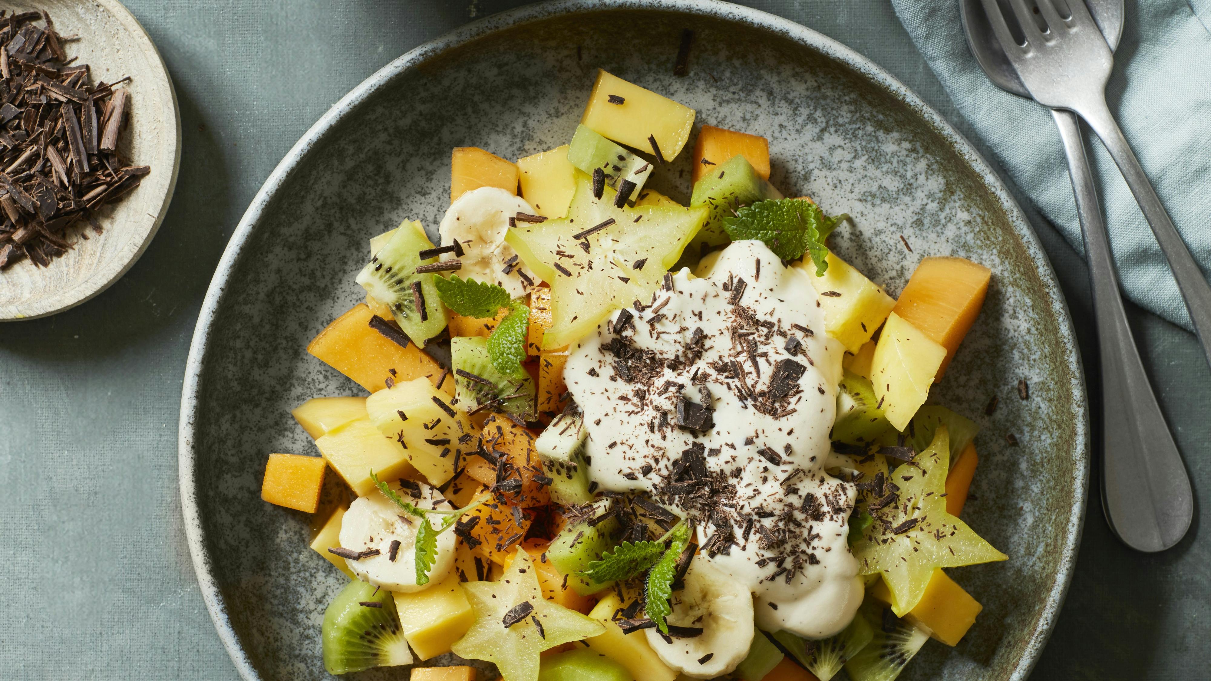 Eksotisk frugtsalat med råcreme