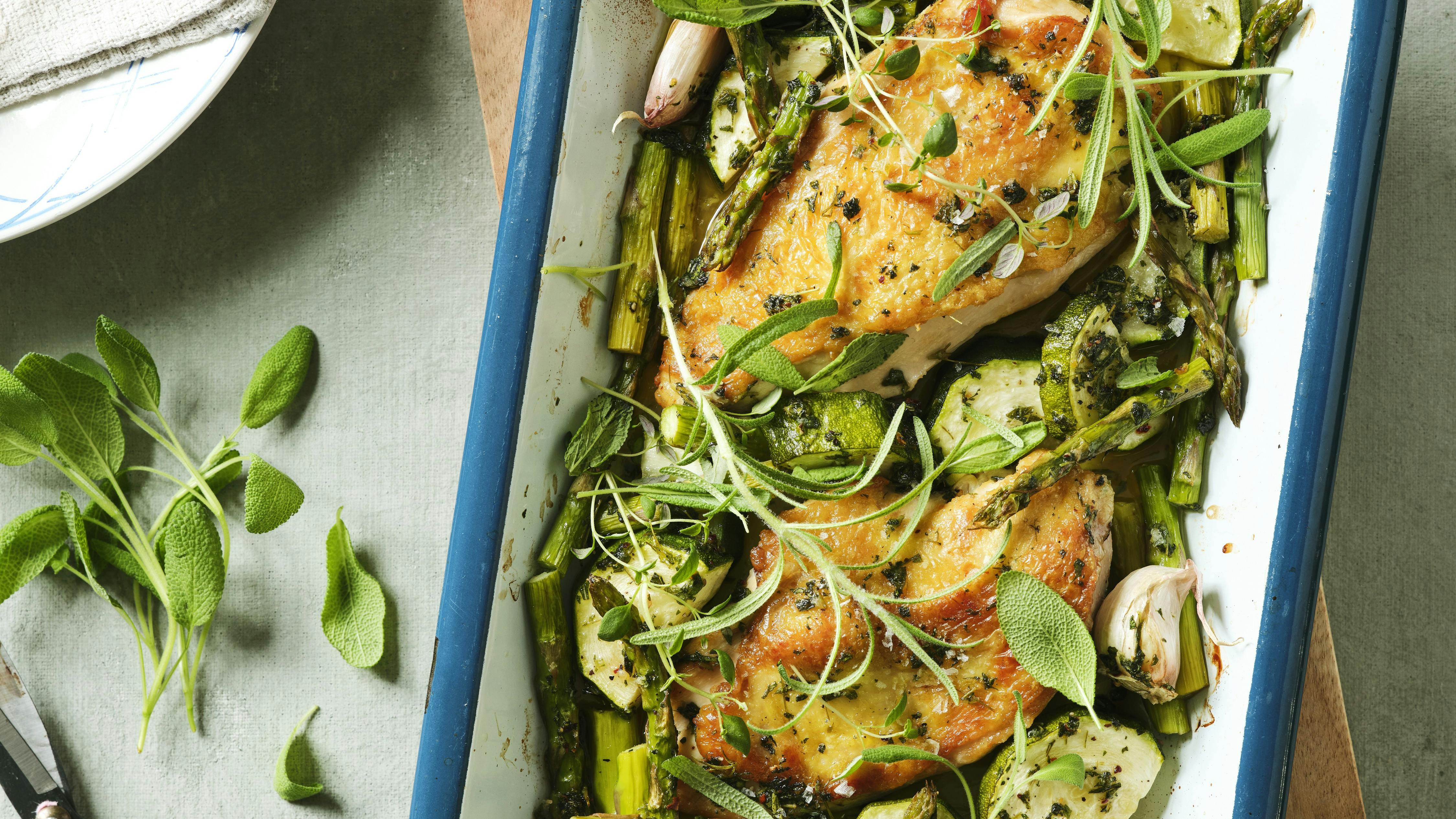 Kylling, squash og asparges med krydderurter