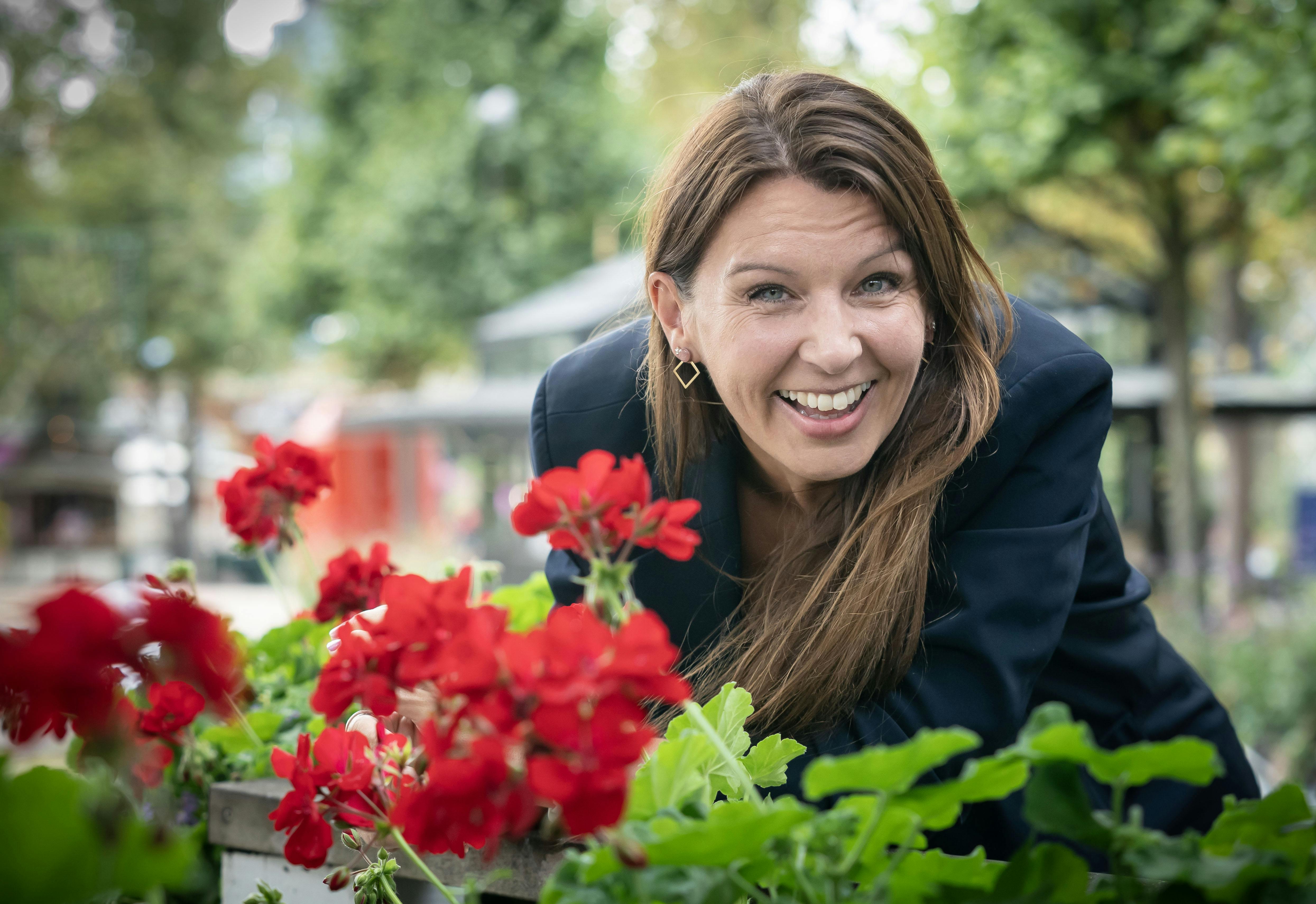 Skuespiller Rikke Bilde fotograferet i Tivoli med røde blomster