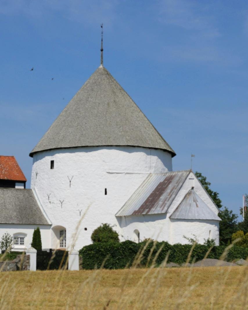Rundkirke på Bornholm omgivet af kornmarker.
