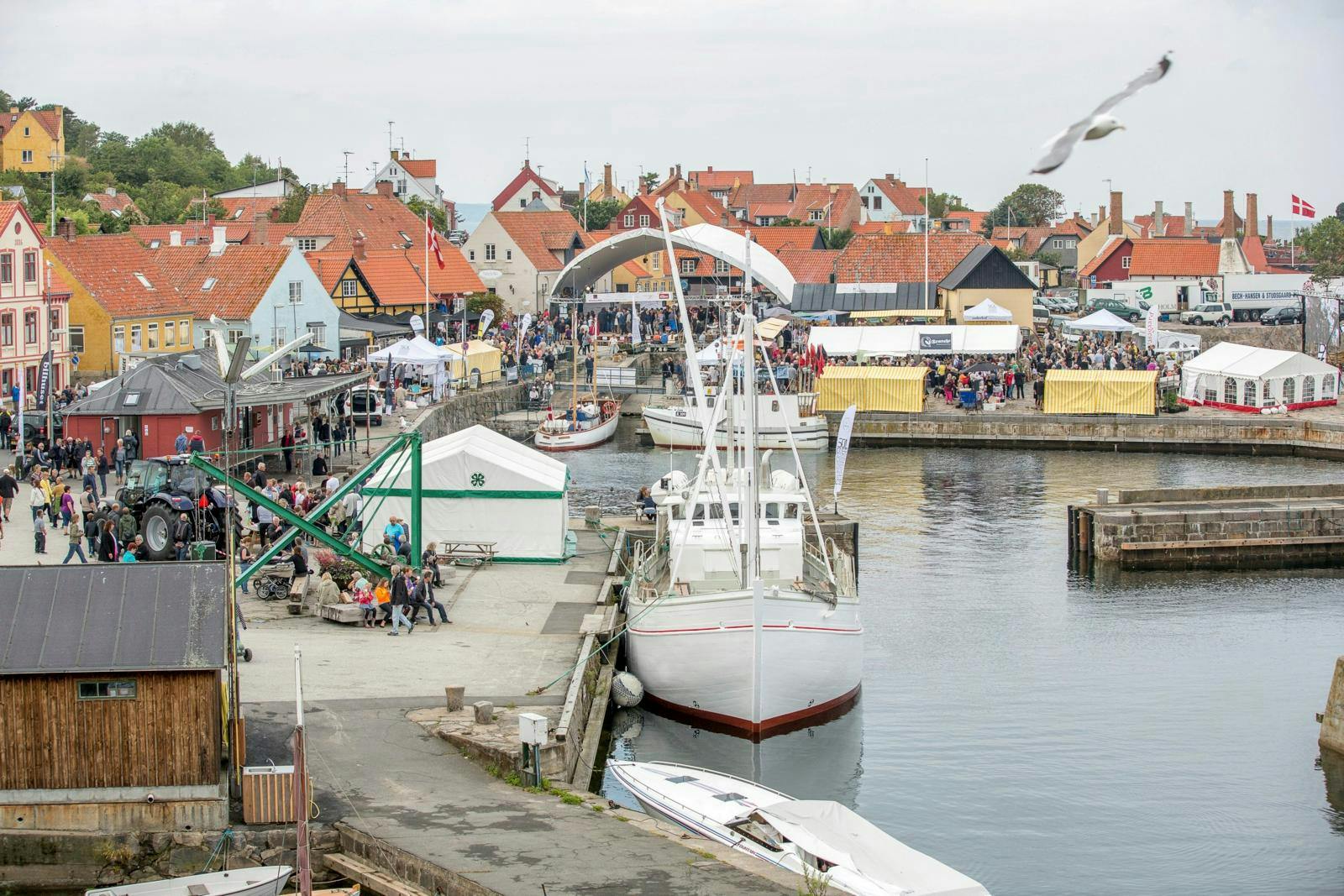 Gudhjem havn med et mylder af mennesker, der afholder madfestivallen Sol over Gudhjem.