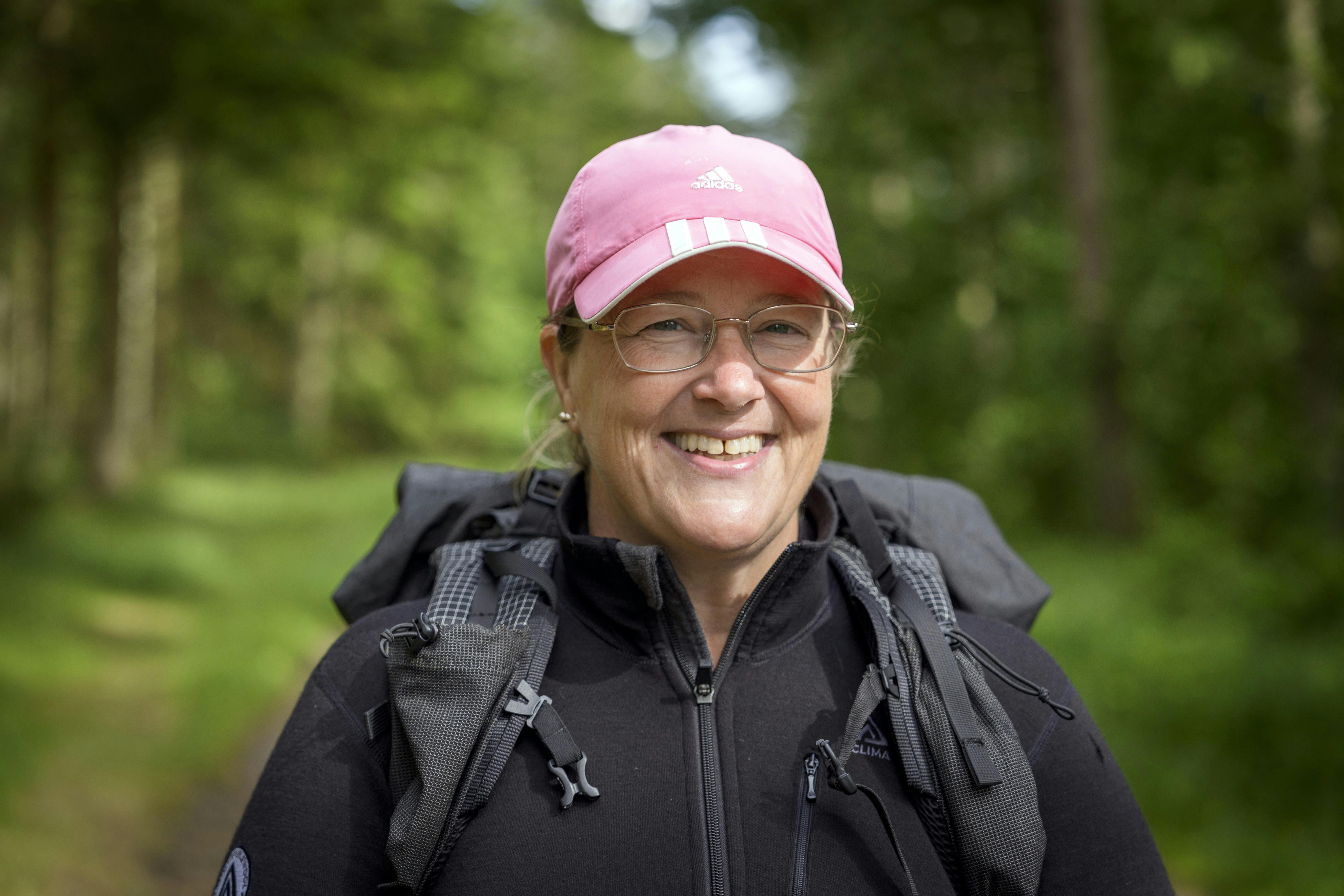 Heidi der går ude i naturen. 