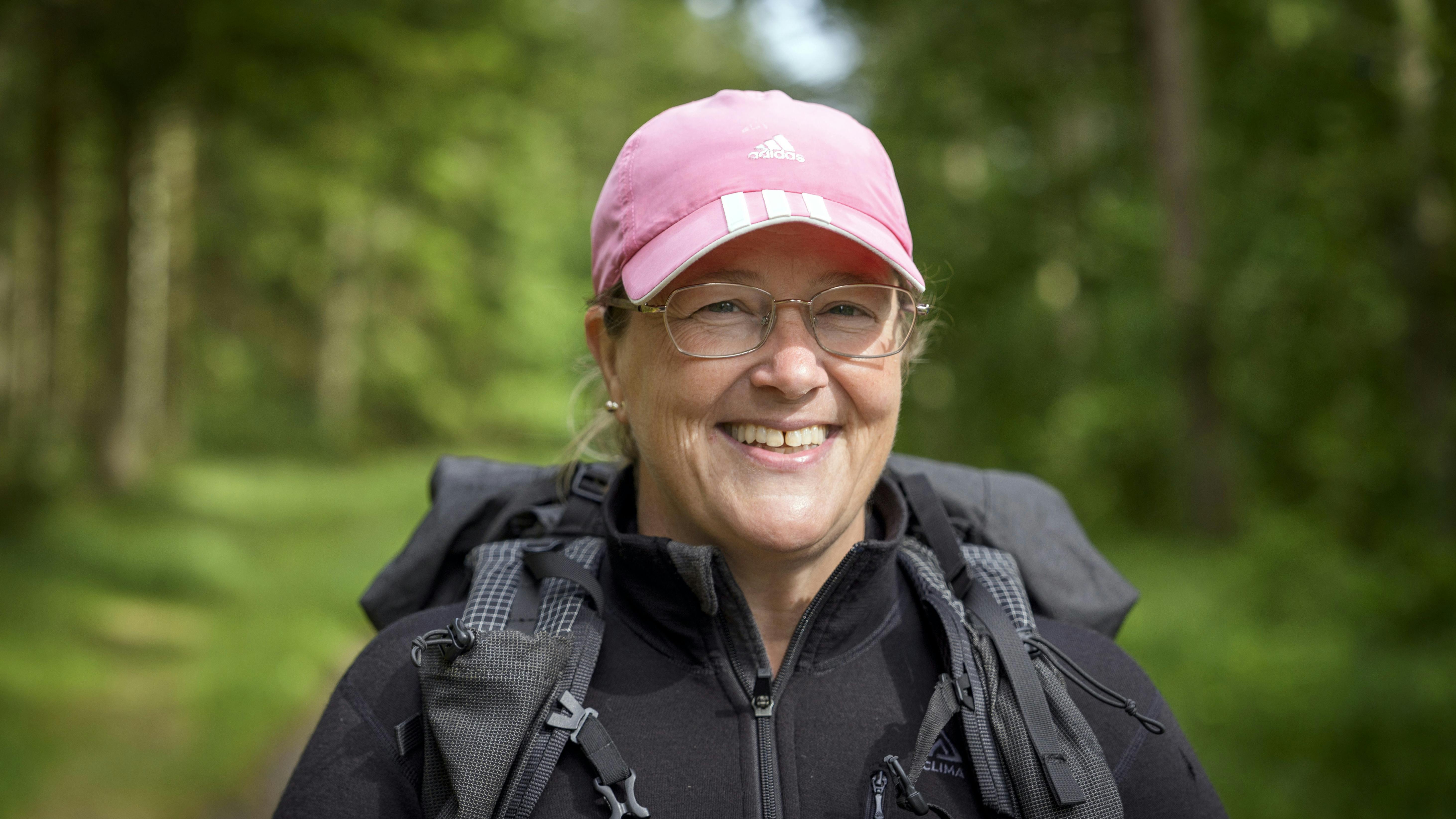 Heidi der går ude i naturen.