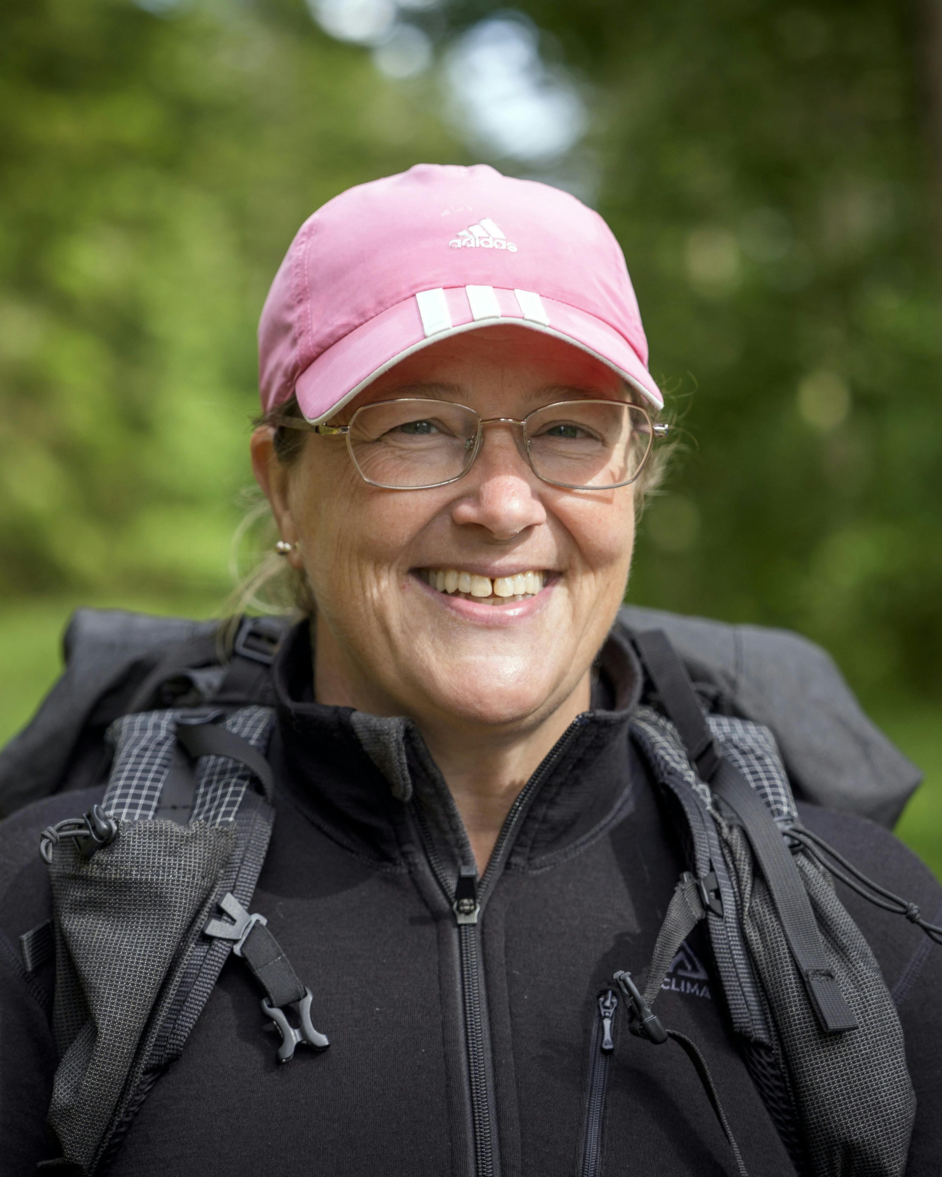 Heidi der går ude i naturen.