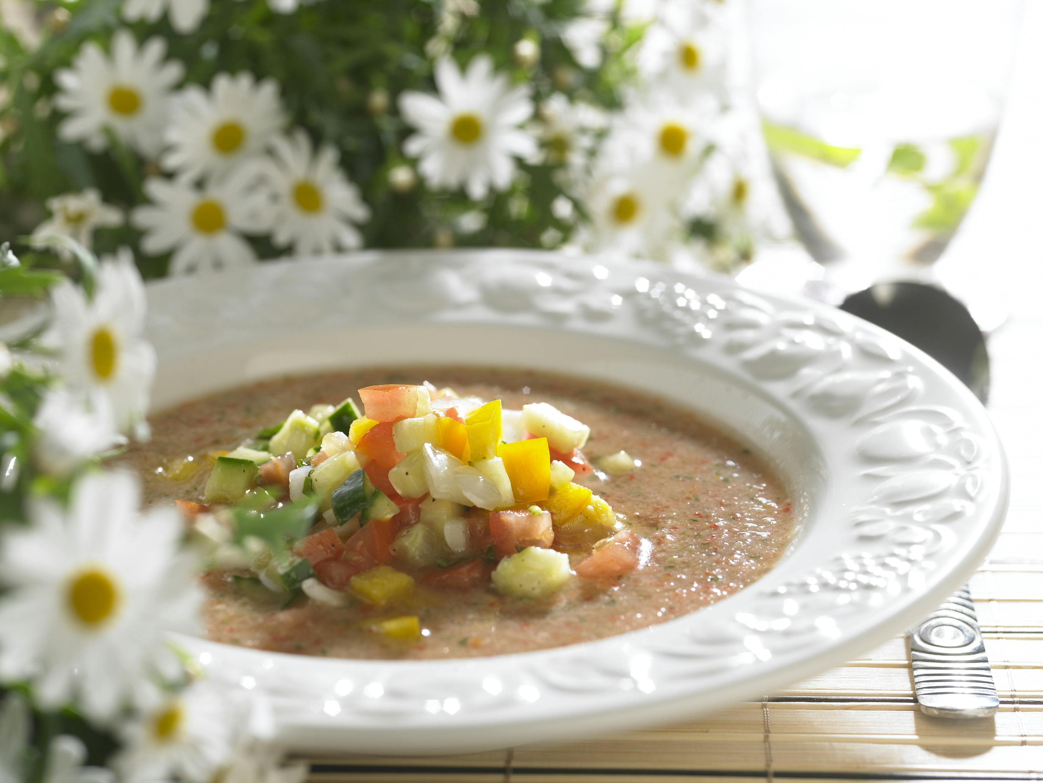 Klassisk spansk gazpacho med tomat, peberfrugt og hvidløg
