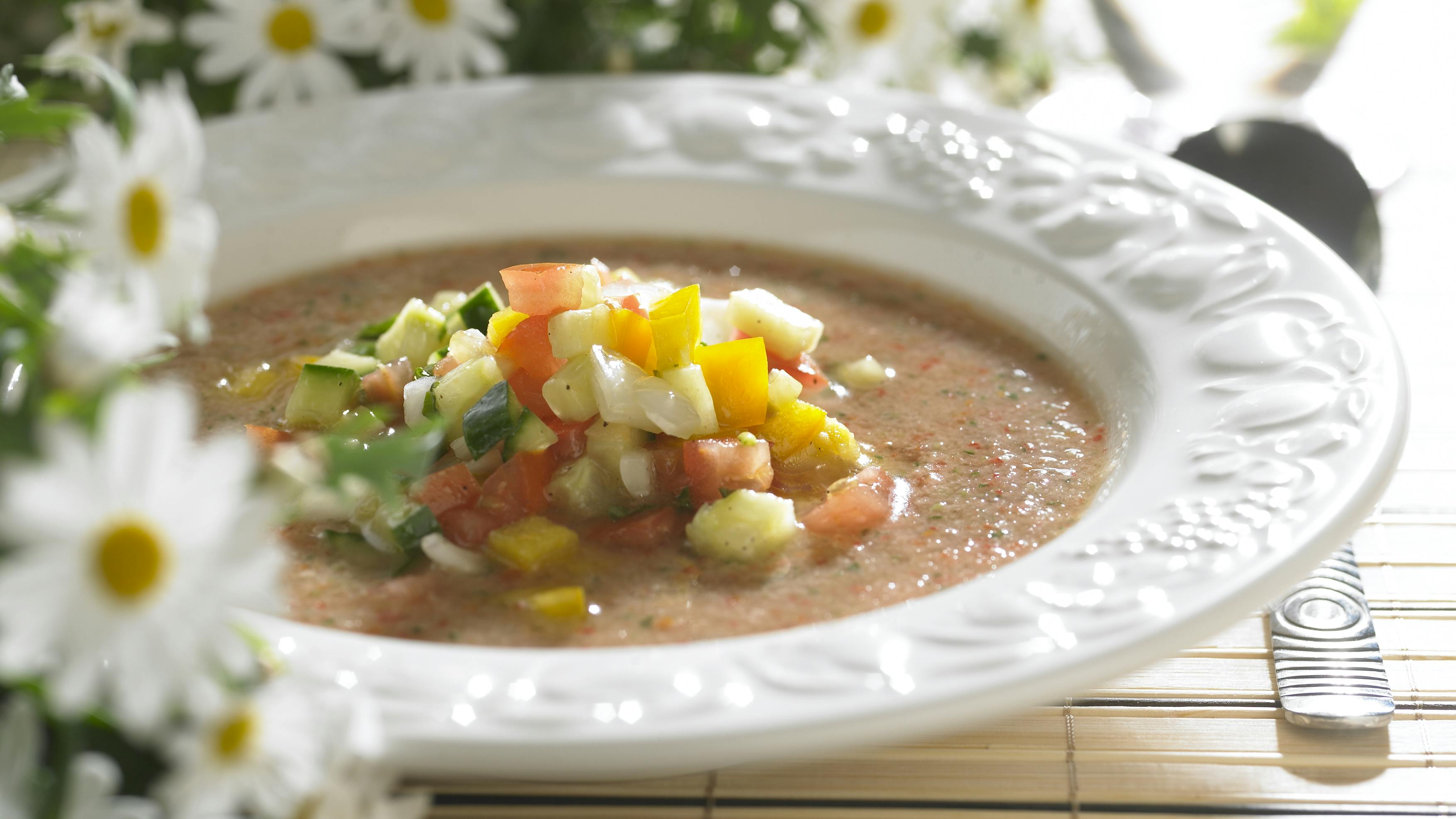 Klassisk spansk gazpacho med tomat, peberfrugt og hvidløg