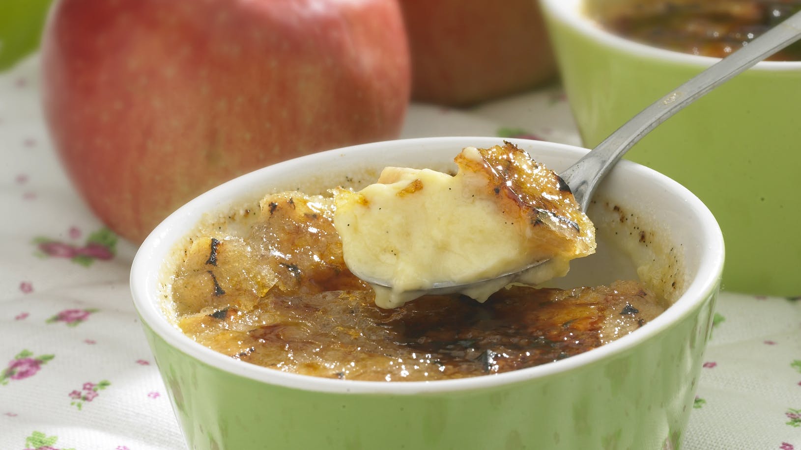 Nem crème brûlée med æble og citronmelisse