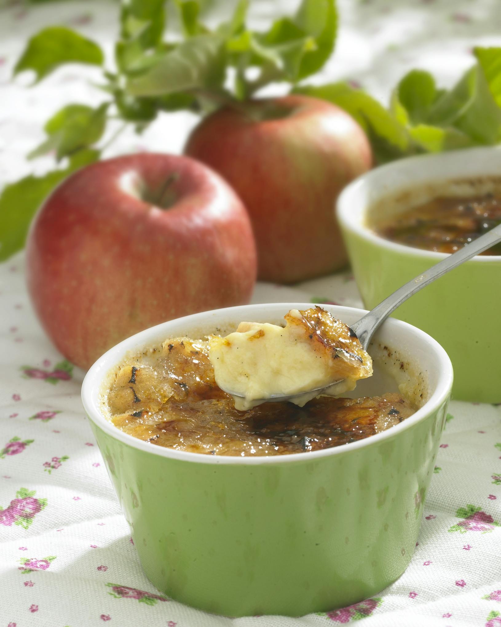 Nem crème brûlée med æble og citronmelisse