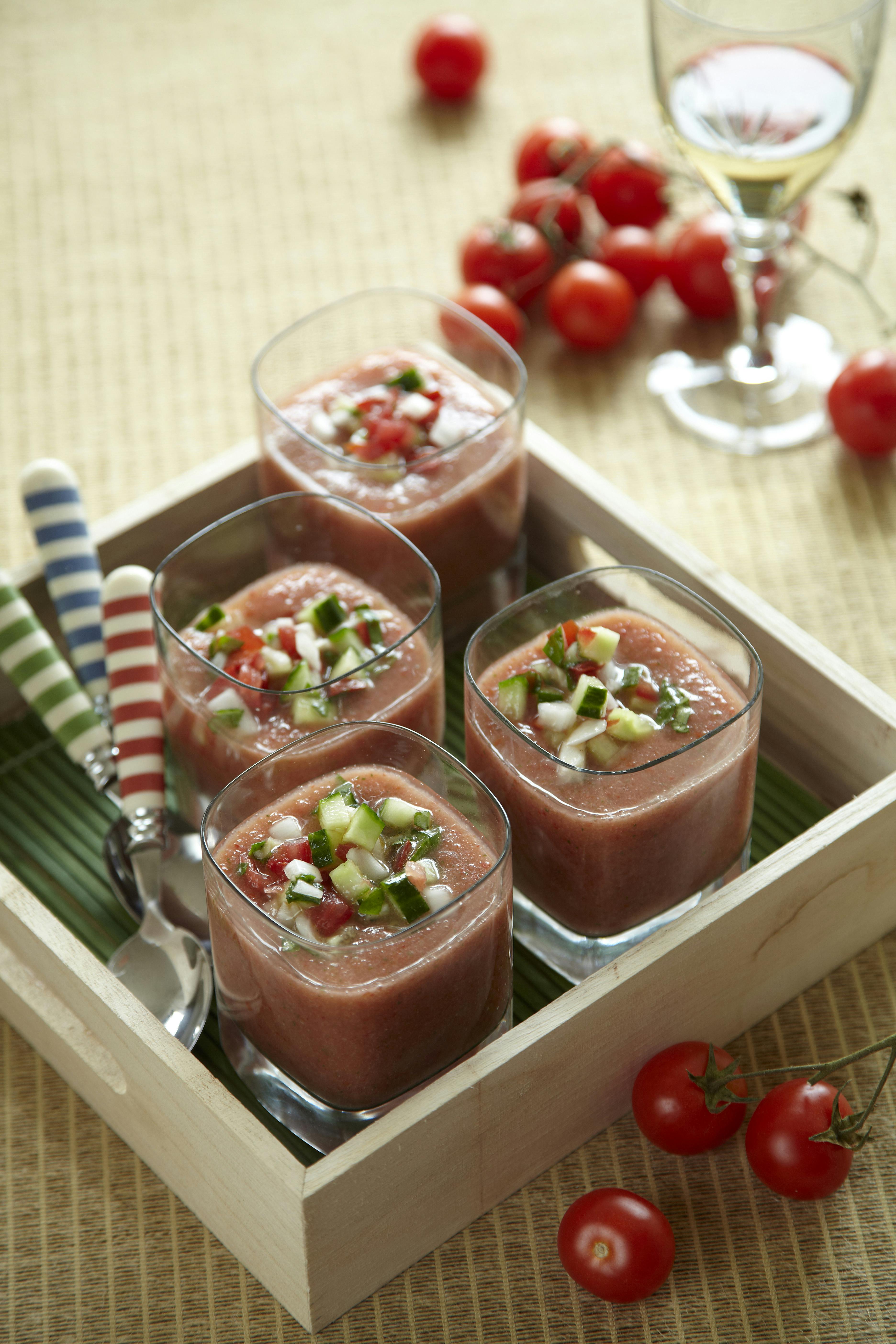 Nem gæstemad: Portionsanrettet gazpacho med grøntsagstern