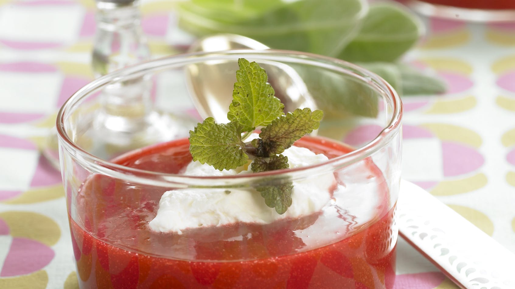 Dessert-gazpacho på hindbær med flødeskum