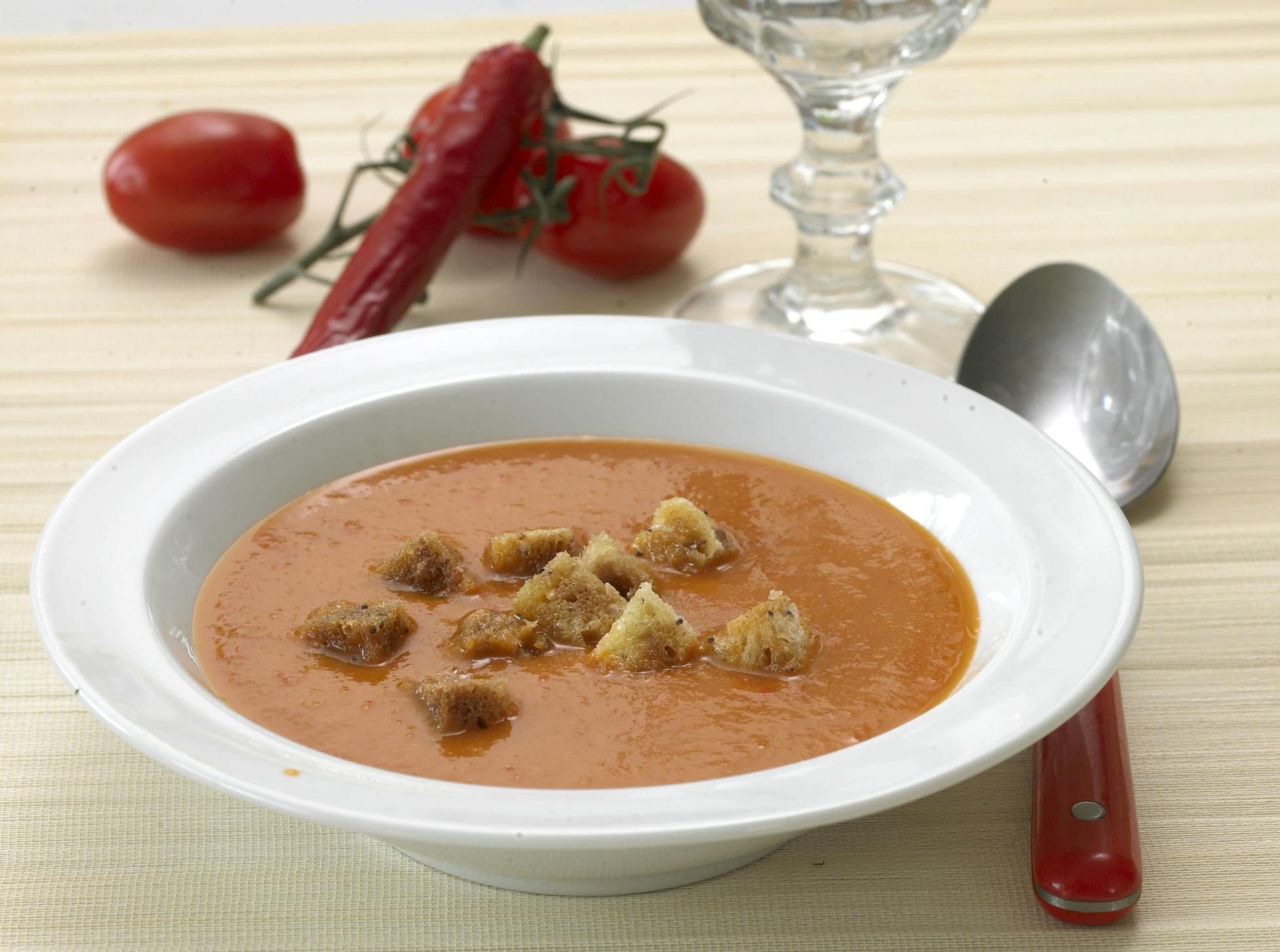 Krydret spansk gazpacho med chili og ingefær