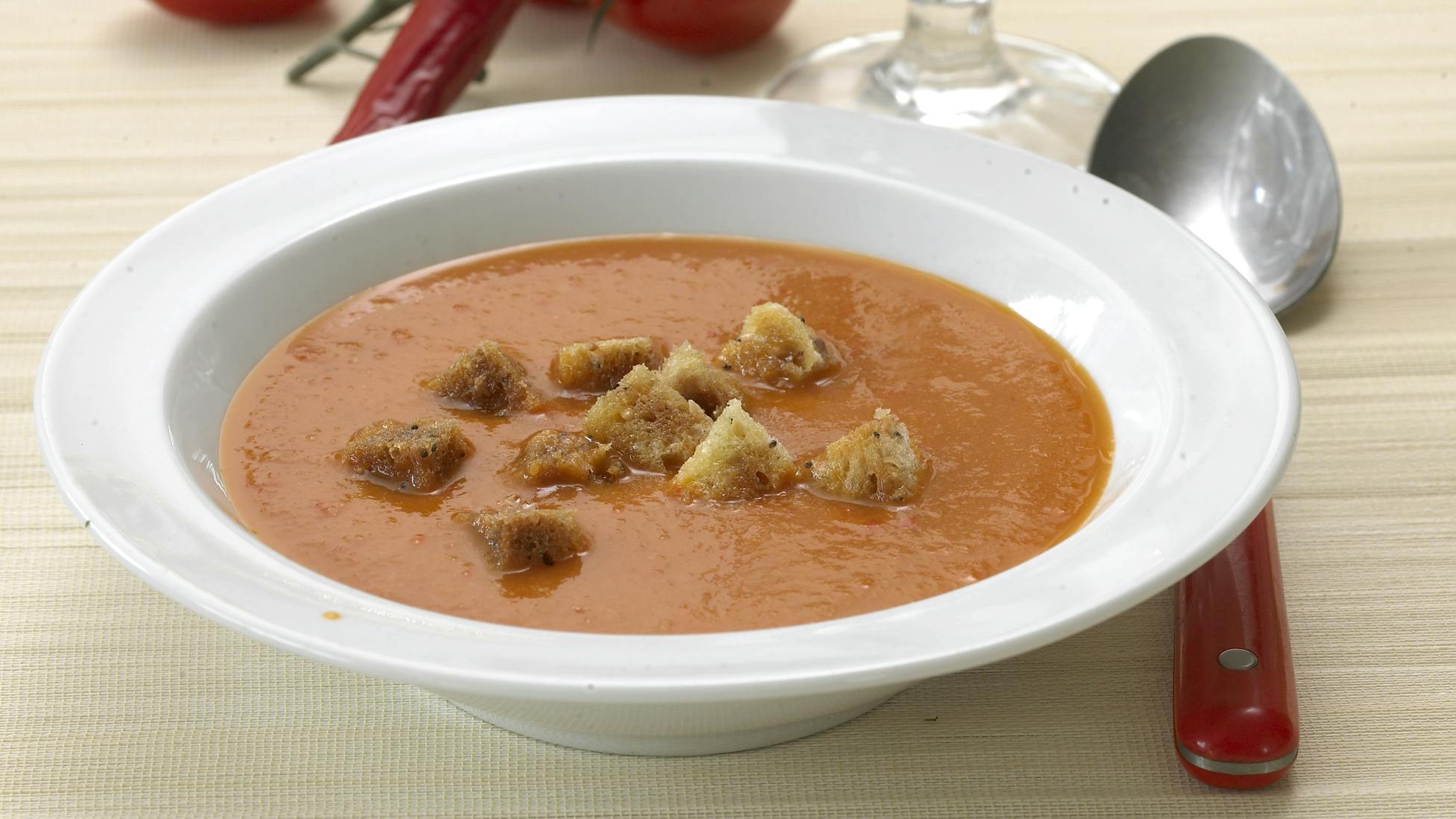 Krydret spansk gazpacho med chili og ingefær