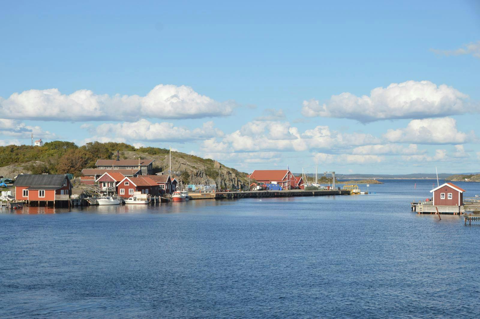 En smuk ø med røde huse omgivet af blåt hav
