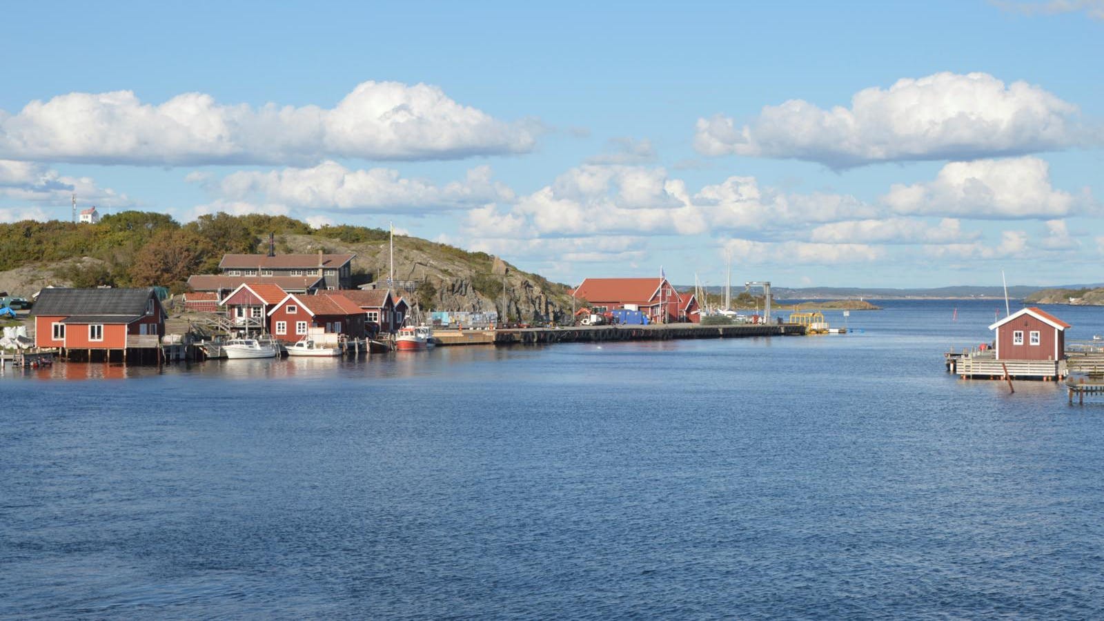 En smuk ø med røde huse omgivet af blåt hav