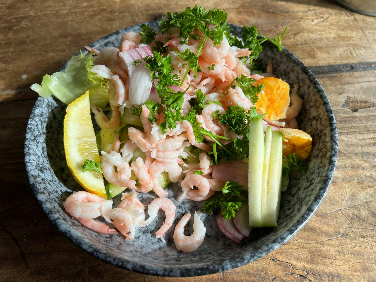 Tallerken med rejemad.