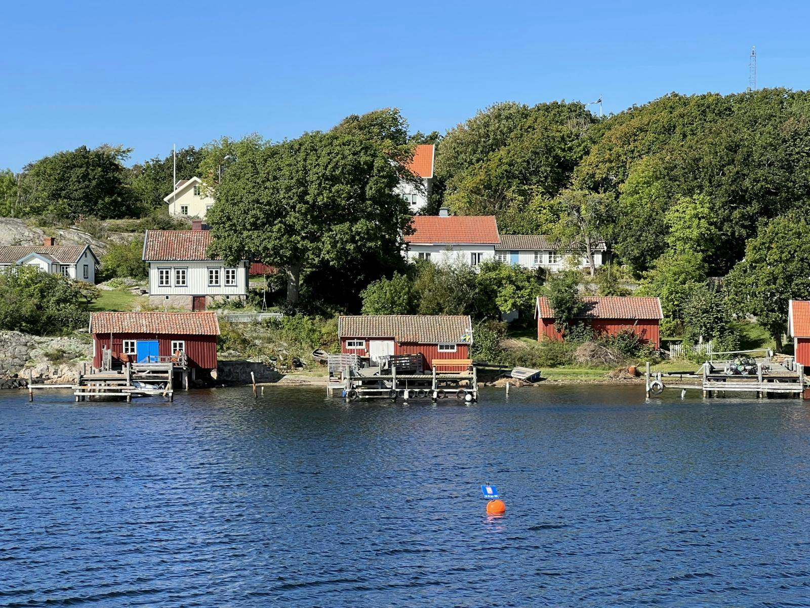 Hvide og røde huse ved vandkanten.