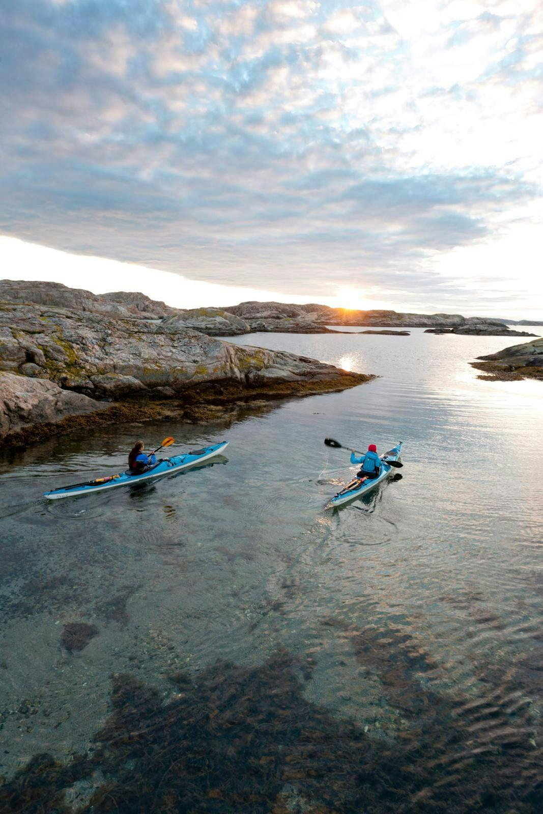 To kajakker i skærgården med solnedgang.