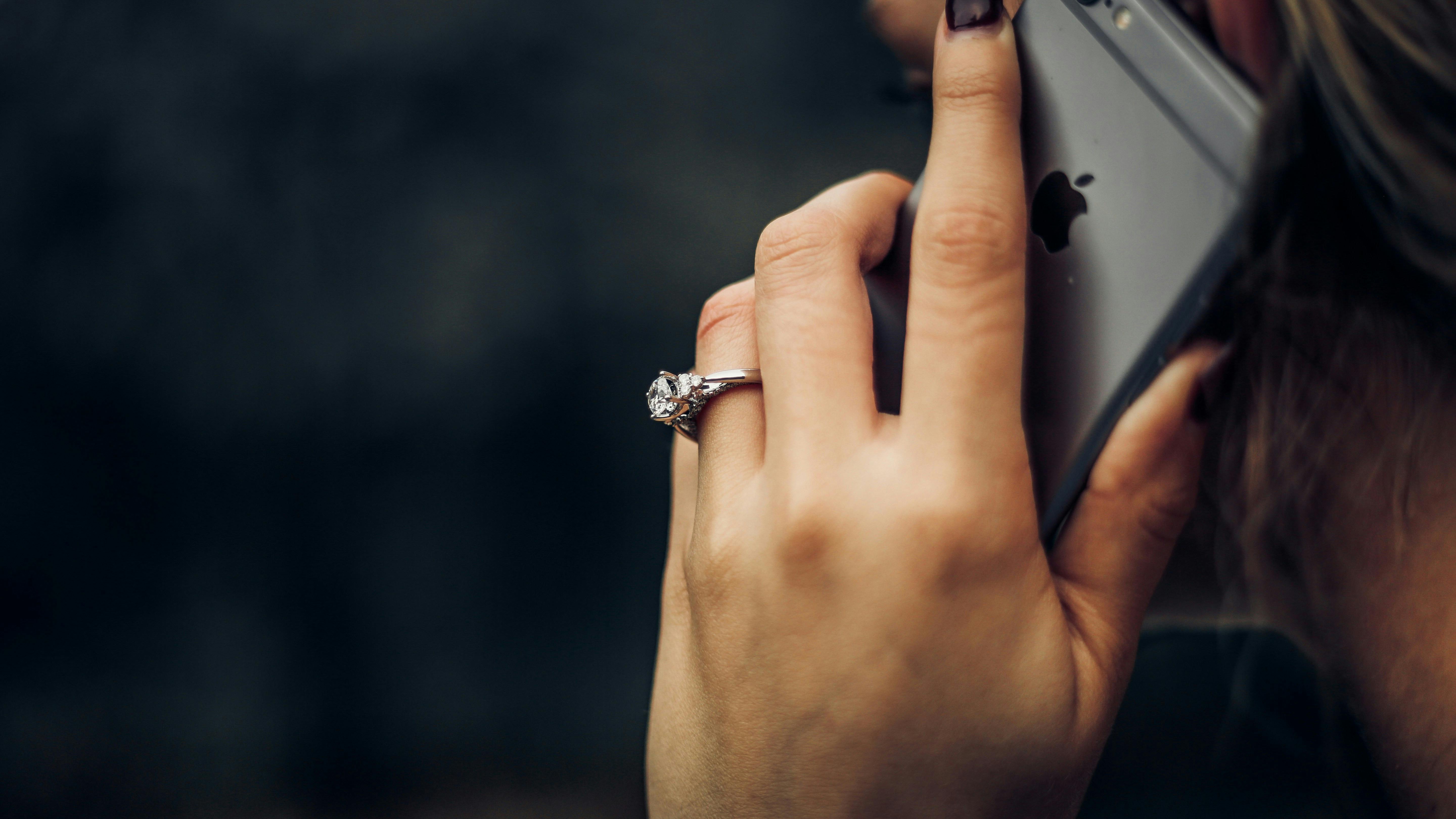 En kvinde holder en telefon op til øret.