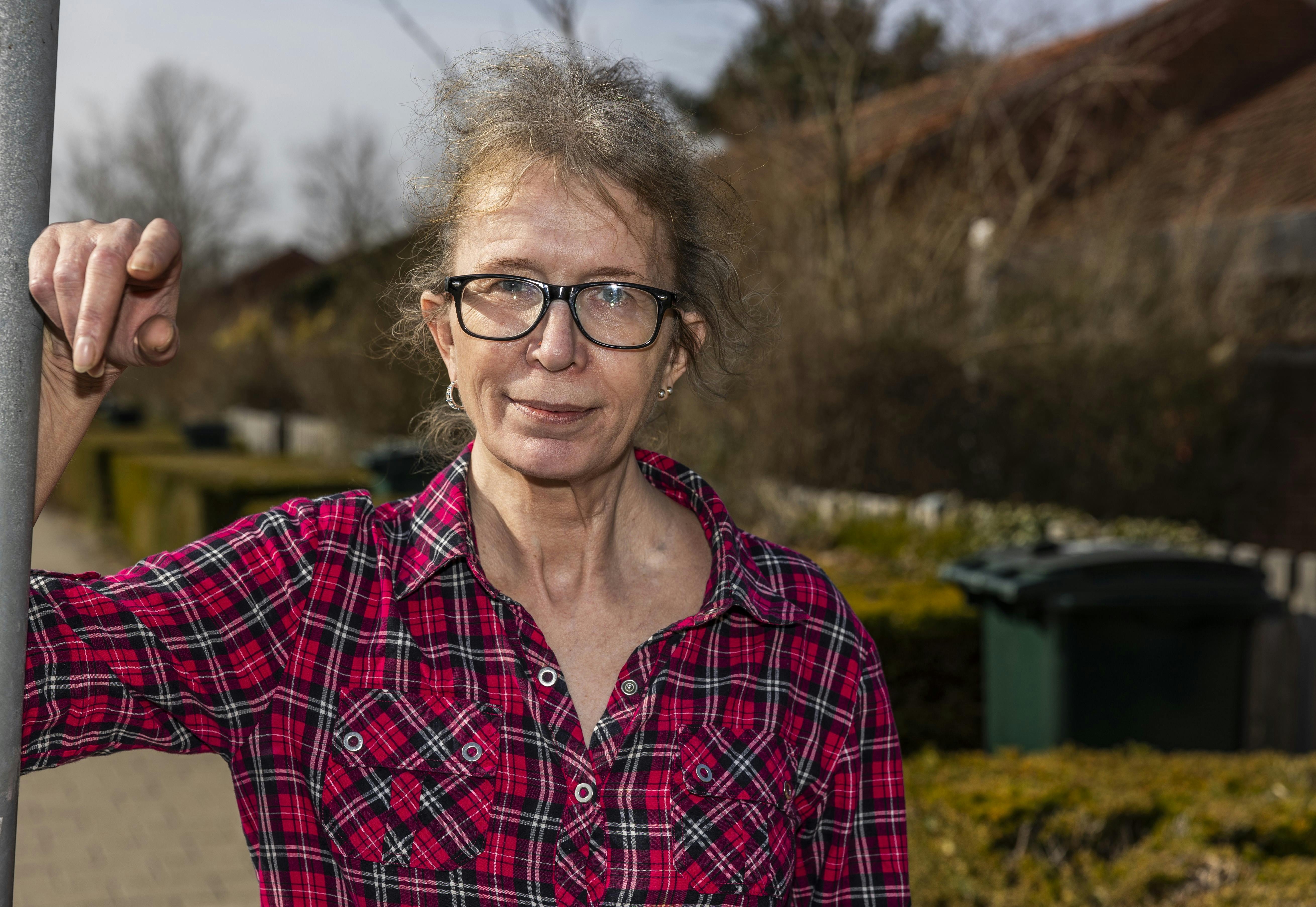 Det er flyttedag i Brøndby, og Charlotte flytter fra krisecenter i egen lejlighed. Med sig har hun kun en pose med tøj og tør ikke tænke på, hvad hun ville have gjort uden Projekt Nyt Hjem.