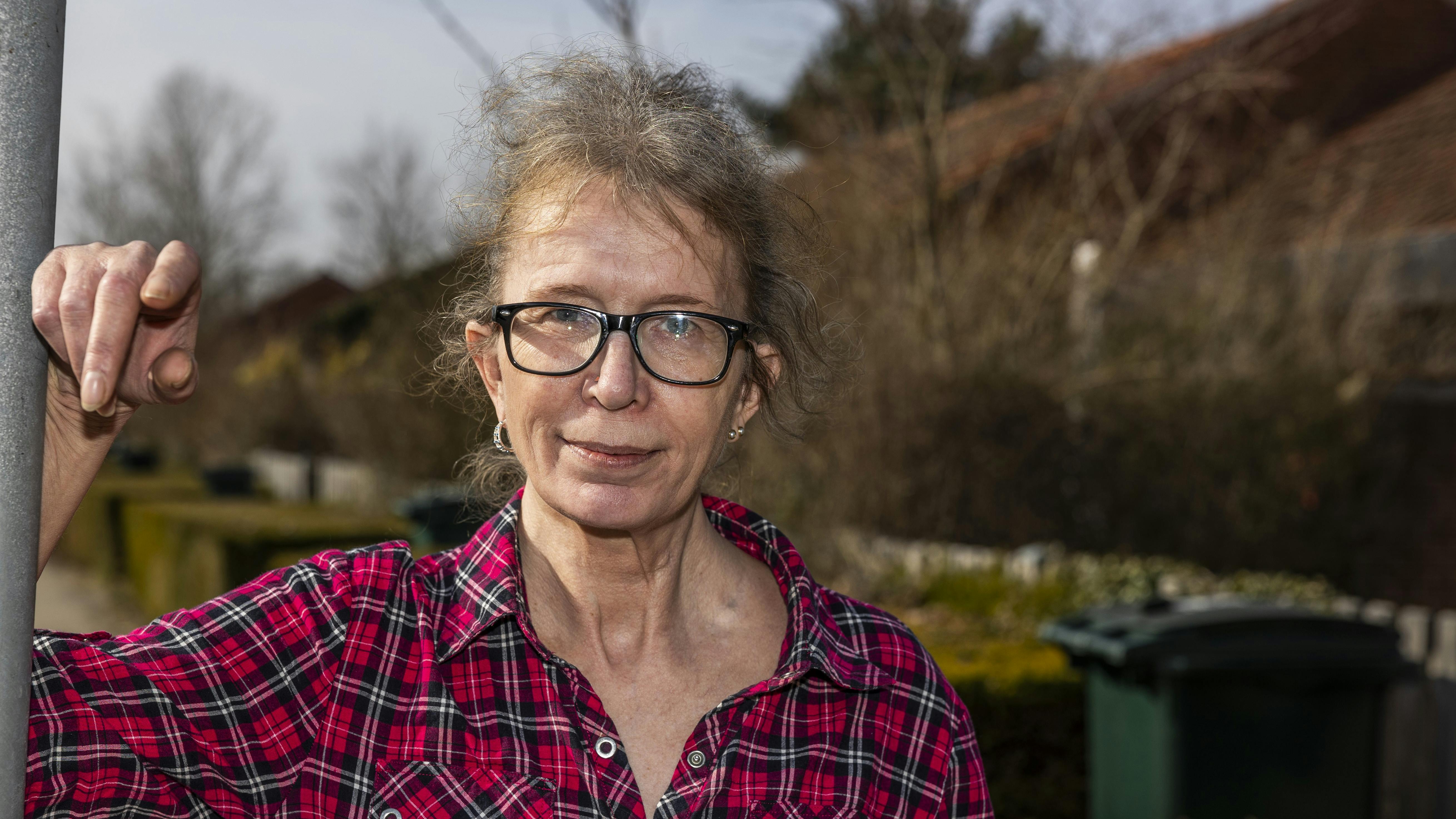 Det er flyttedag i Brøndby, og Charlotte flytter fra krisecenter i egen lejlighed. Med sig har hun kun en pose med tøj og tør ikke tænke på, hvad hun ville have gjort uden Projekt Nyt Hjem.