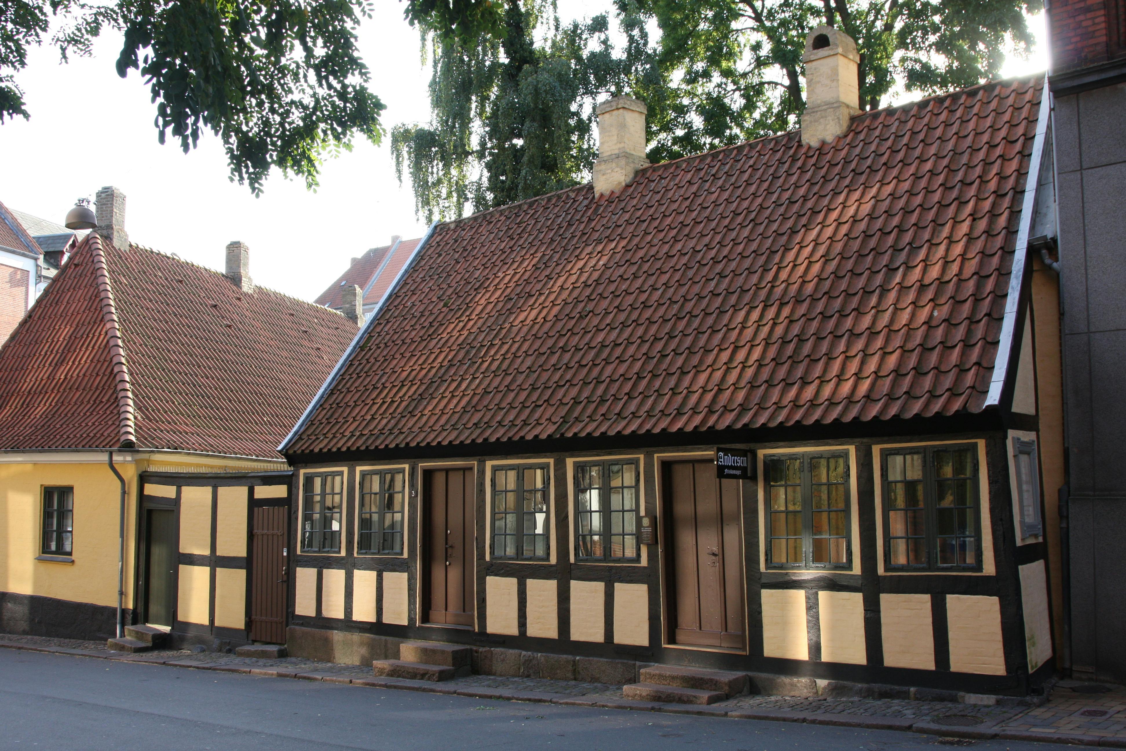 Gammeldags gult  byhus.