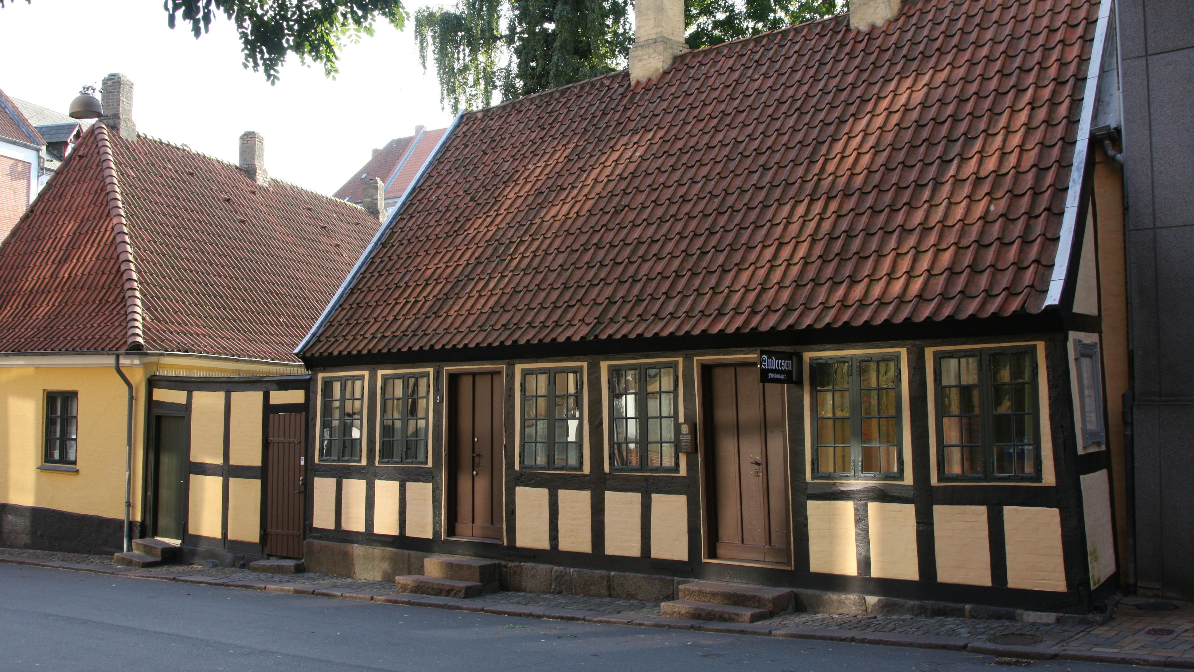 Gammeldags gult byhus.