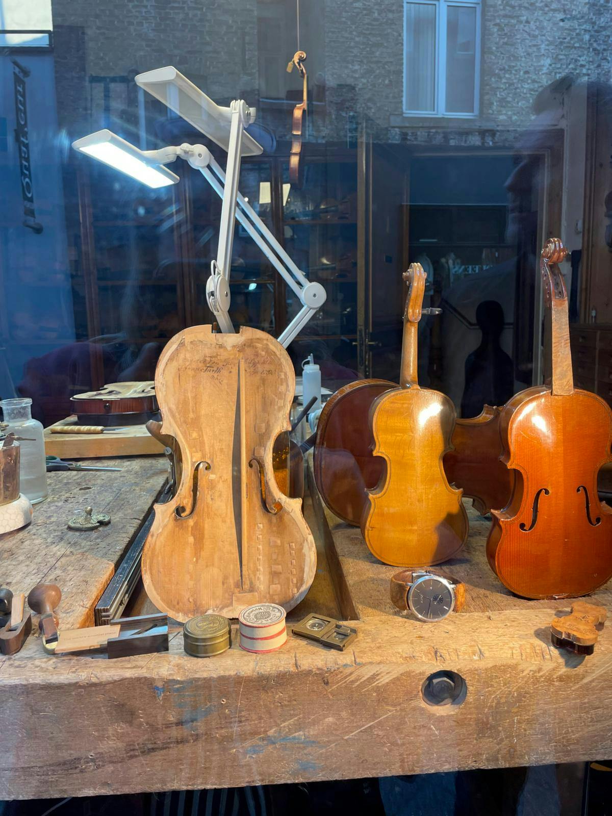 Violiner i en butiksrude.