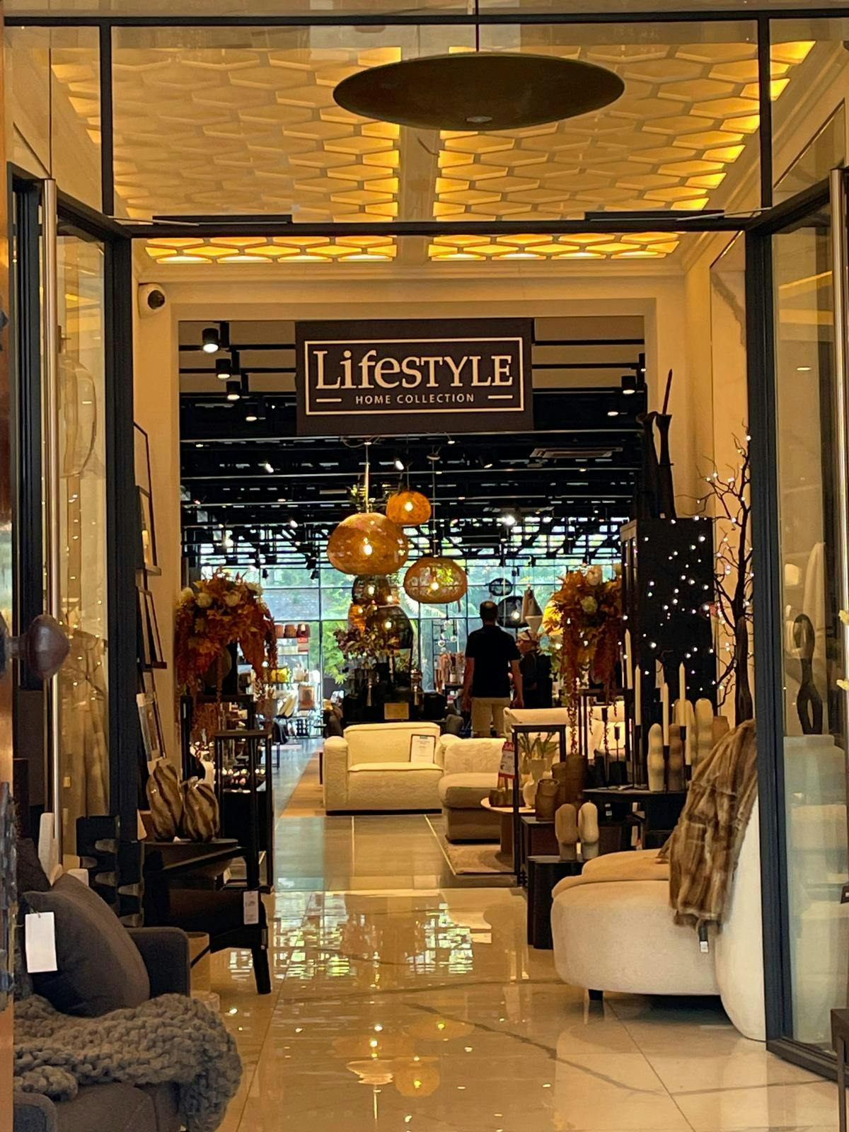 Indgang til butik med boliginteriør.